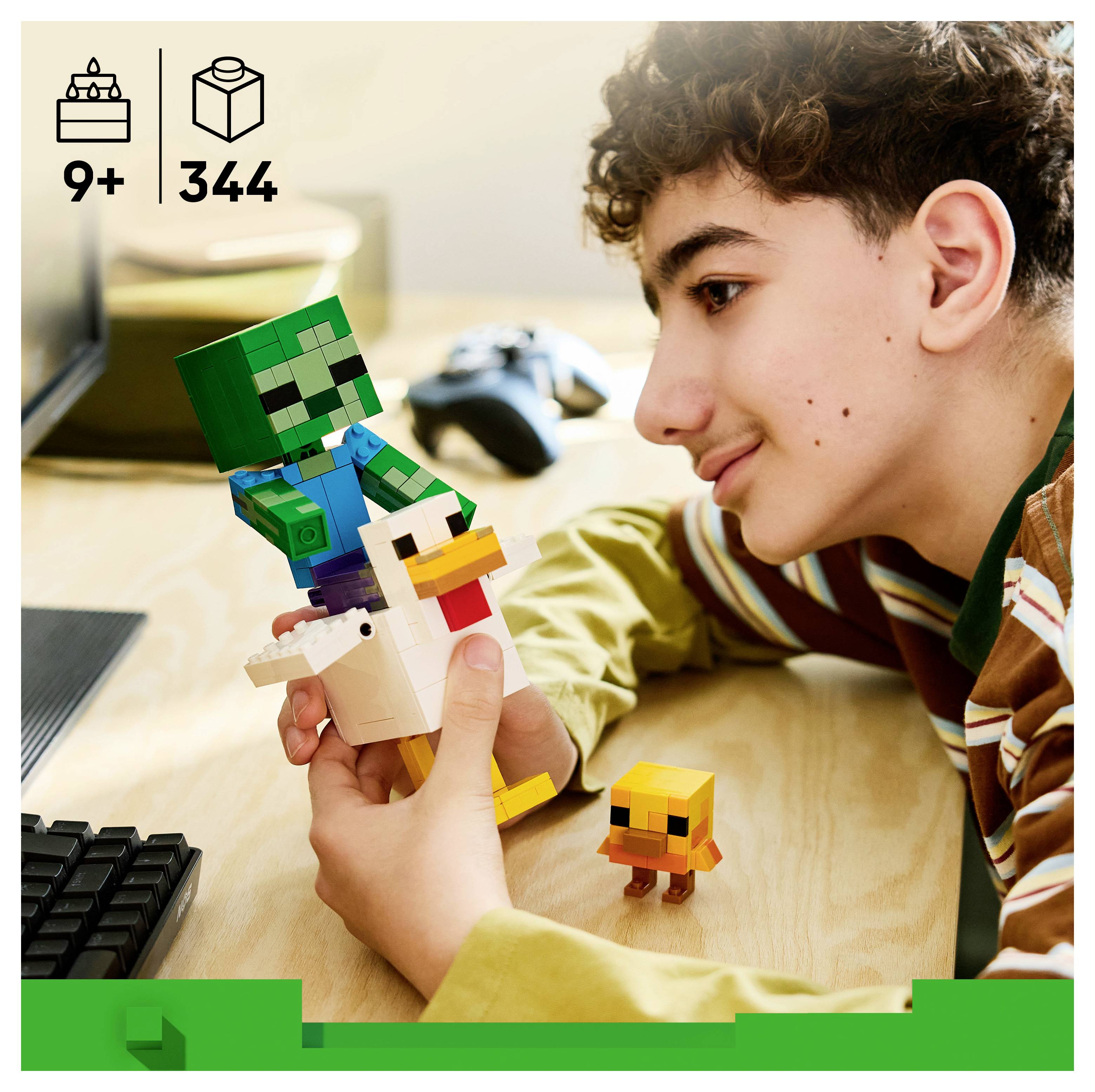 Junge spielt mit einem LEGO-ähnlichen Minecraft-Zombie, der auf einem Huhn reitet, mit „9+