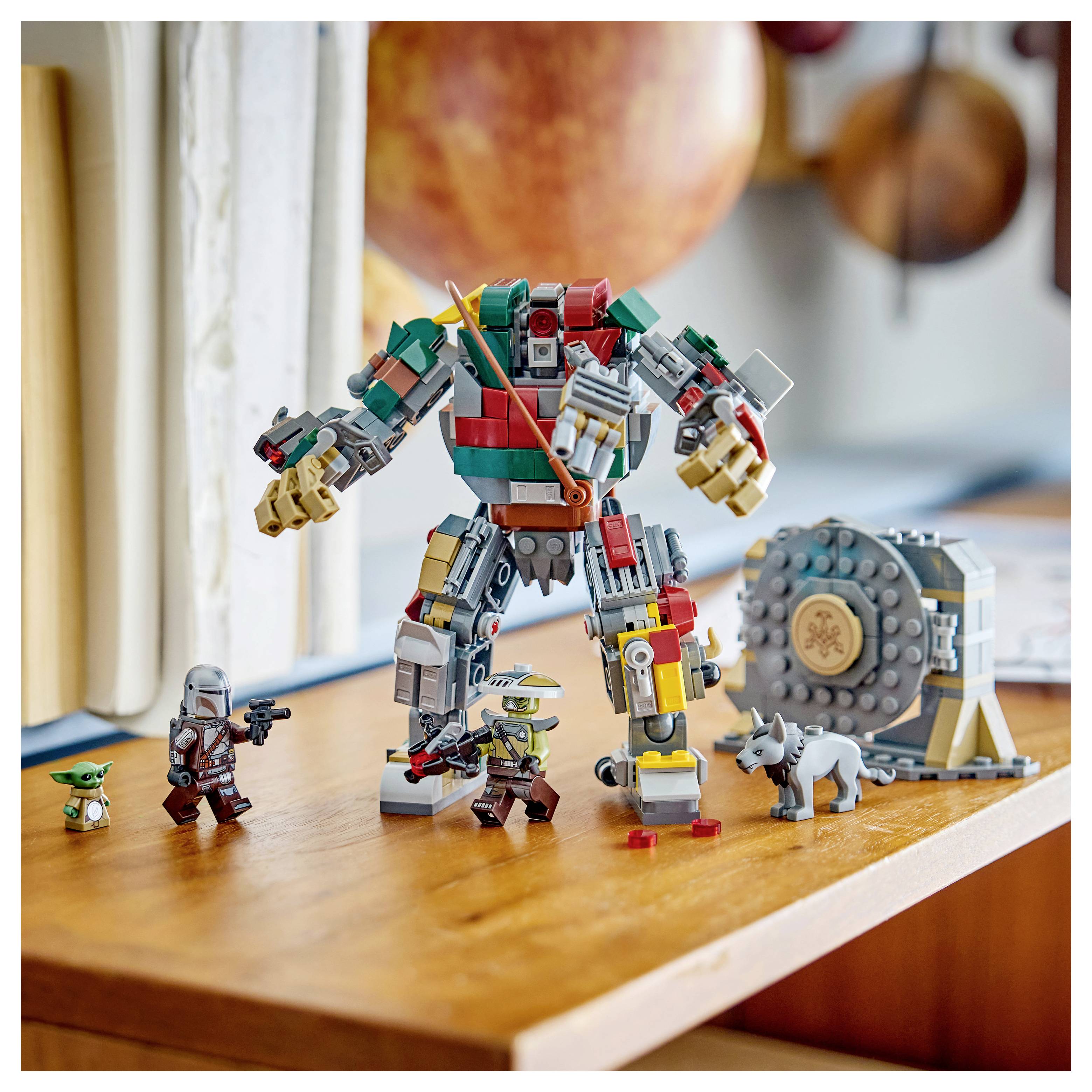 LEGO-ähnliche Roboterfigur, die auf einem Holztisch steht, umgeben von mehreren kleinen Minifiguren und einer radartigen Konstruktion.