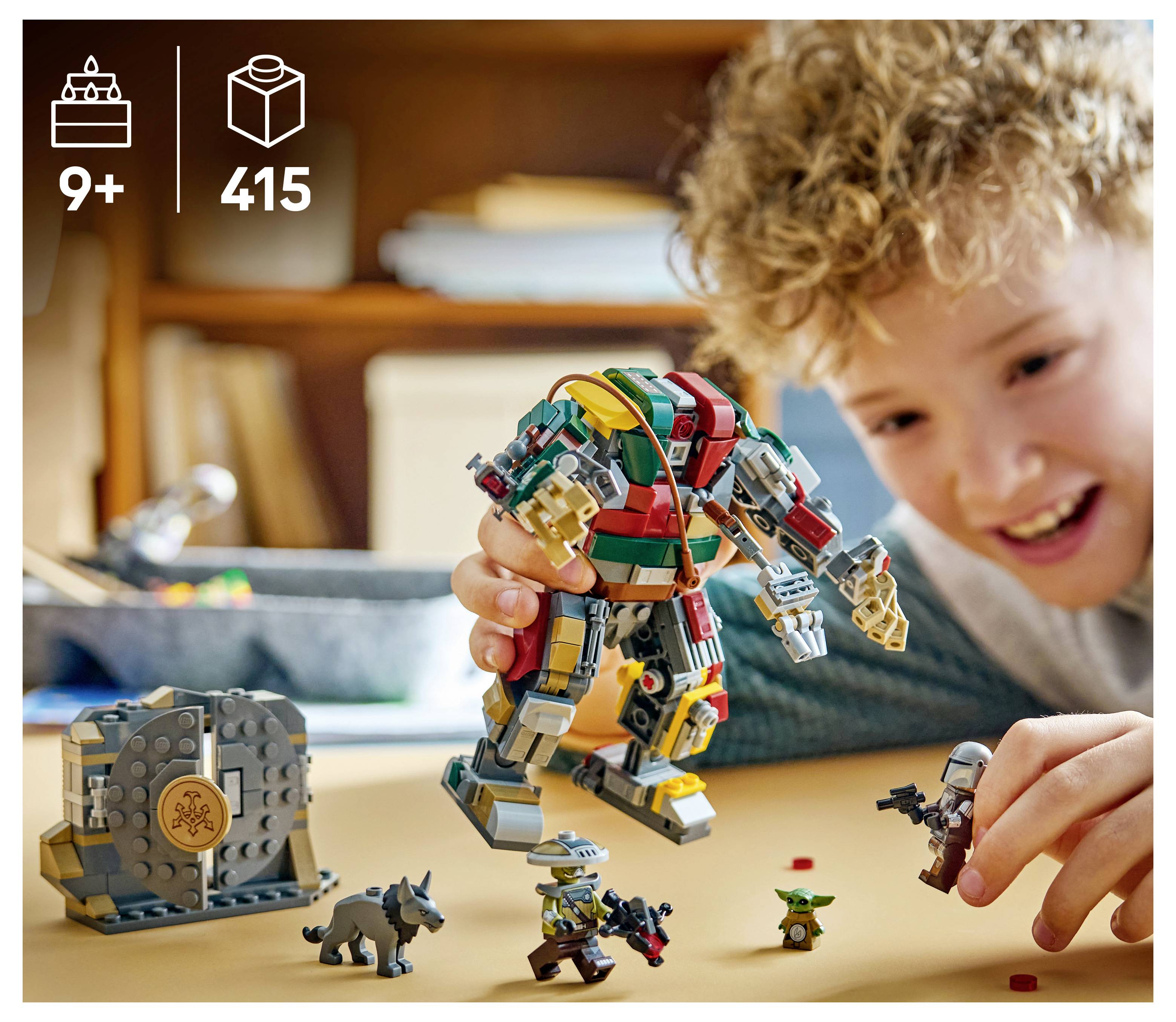 Lächelndes Kind spielt mit einem bunten LEGO-Mech-Roboter und Minifiguren, wobei Informationen zum Set „9+