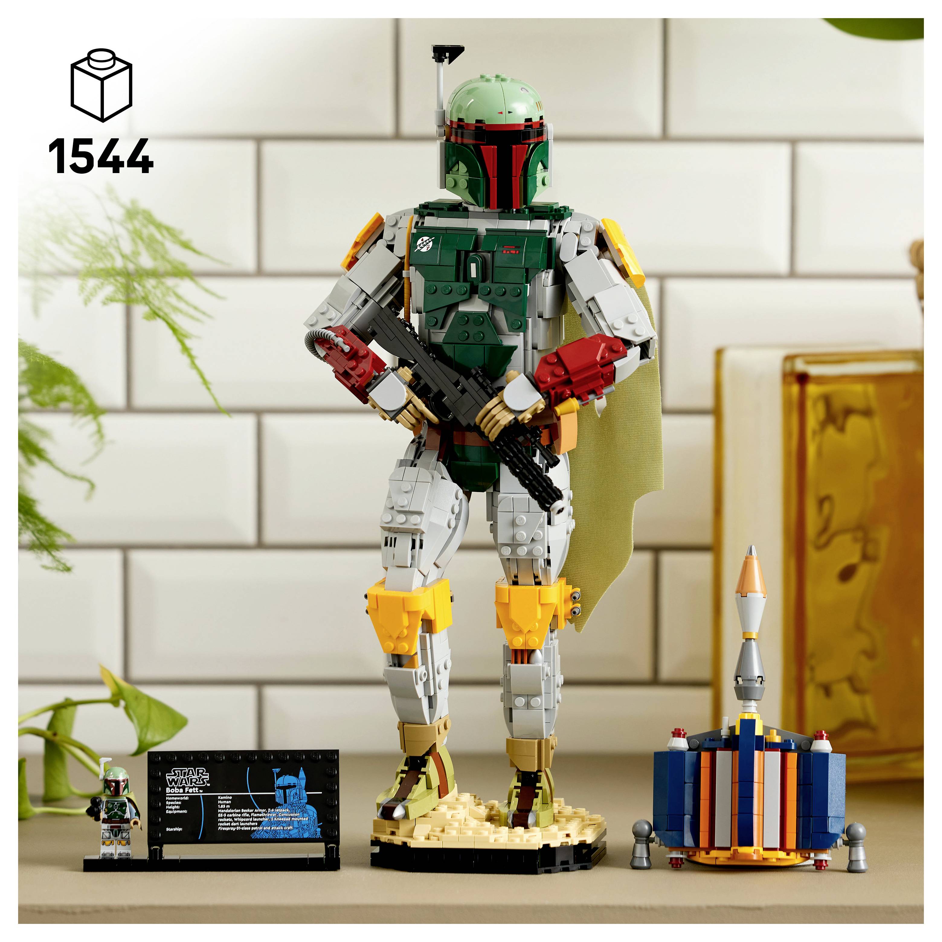 LEGO Star Wars Boba Fett Ausstellungsmodell mit Plakette und Nummer 1544, zeigt den Kopfgeldjäger mit Helm, der auf einem Sockel steht, mit Helm und kleinen Miniaturbauten neben ihm.