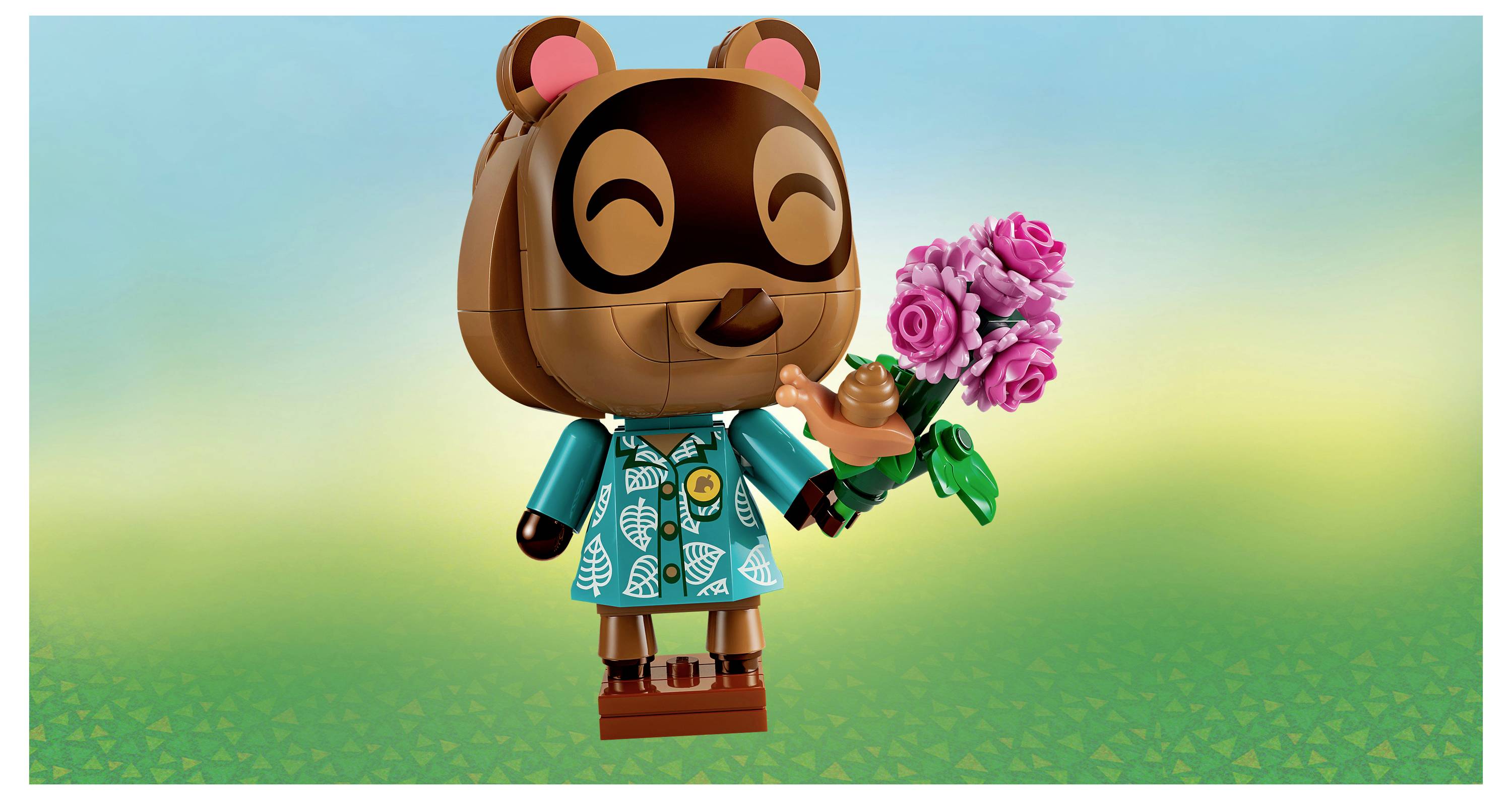 Ein lächelnder Teddybär-Spielzeug in einem türkisfarbenen Hemd hält einen Strauß rosa Blumen vor einem grün-blauen Hintergrund.