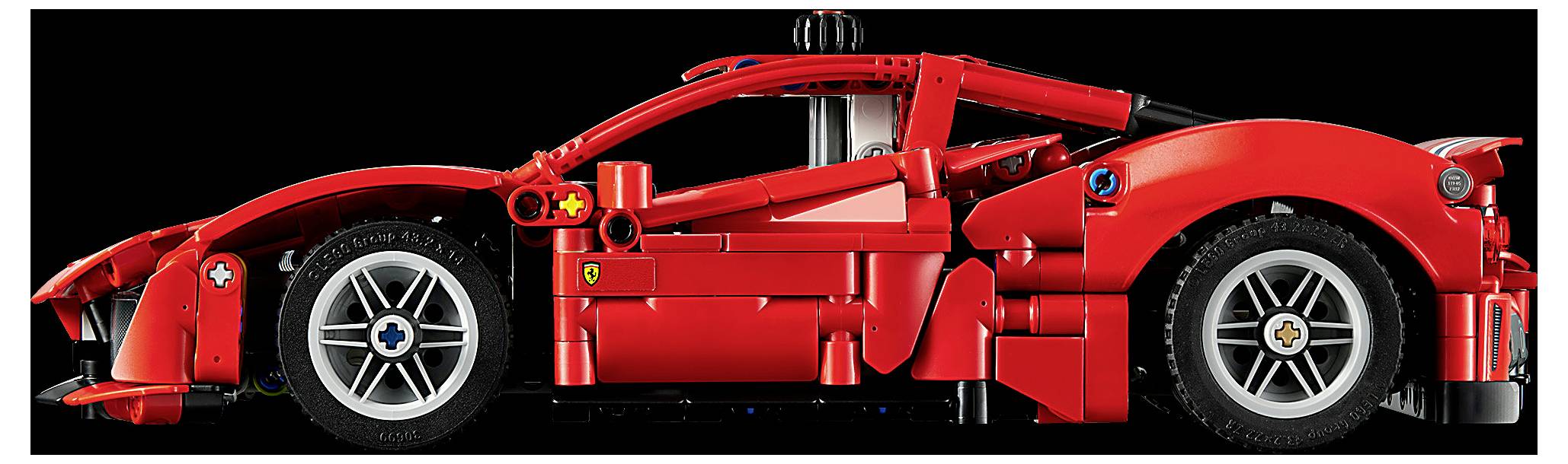Seitenansicht eines leuchtend roten Formel-1-Rennwagens auf schwarzem Hintergrund, der seinen flachen aerodynamischen Körper und große freigelegte Räder zeigt.