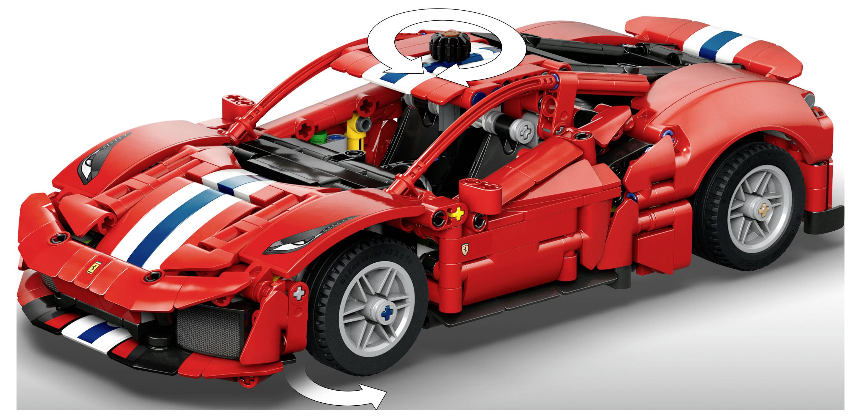 Rotes LEGO-ähnliches Sportwagenmodell in Rot mit weißen und blauen Rennstreifen, dargestellt in Schnittansicht mit offenen Türen und rotierendem Dachelement.