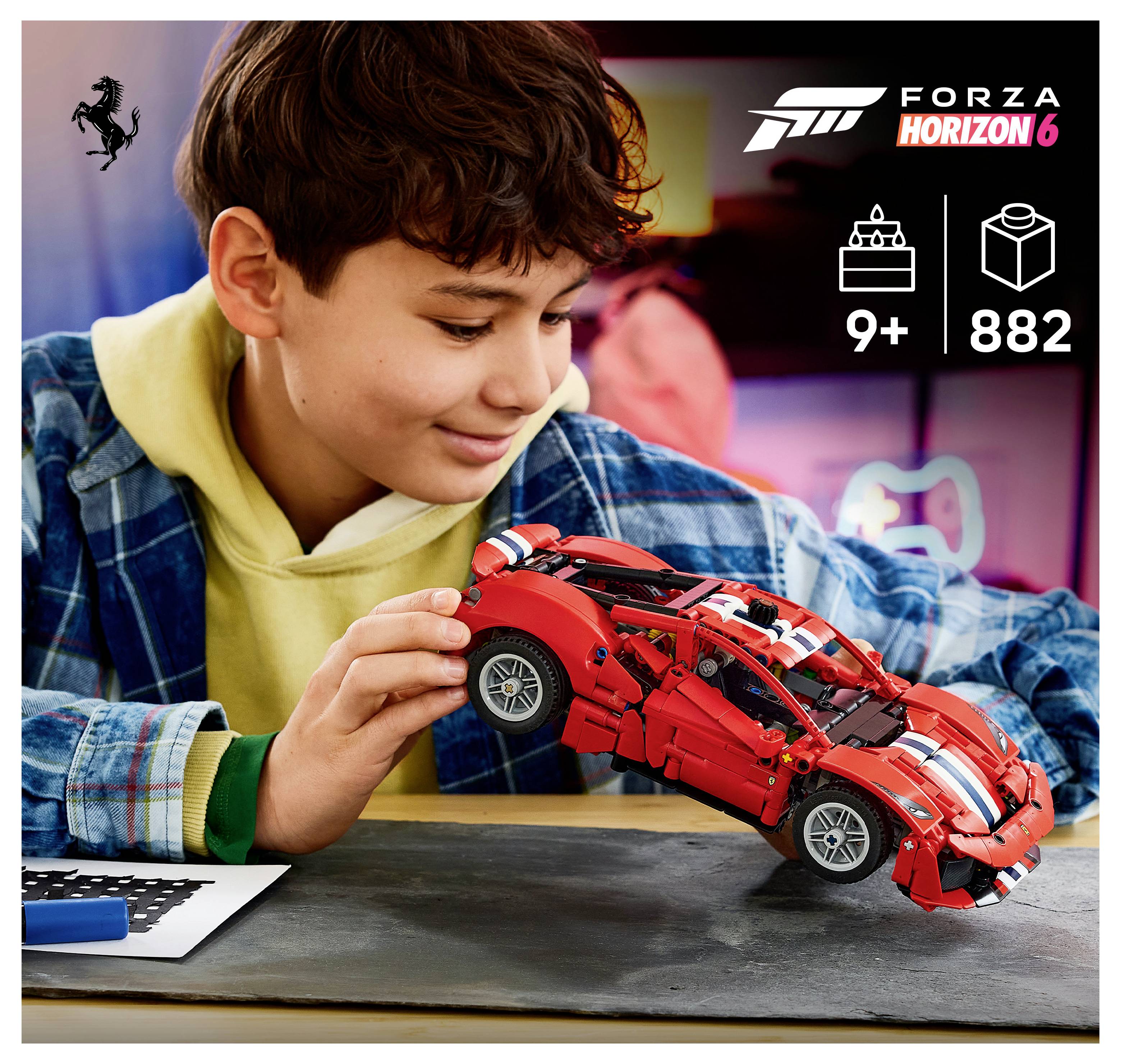 Ein Kind montiert einen roten LEGO Ferrari Sportwagen aus Forza Horizon 6; das Bild zeigt ab 9 Jahren und 882 Teile.
