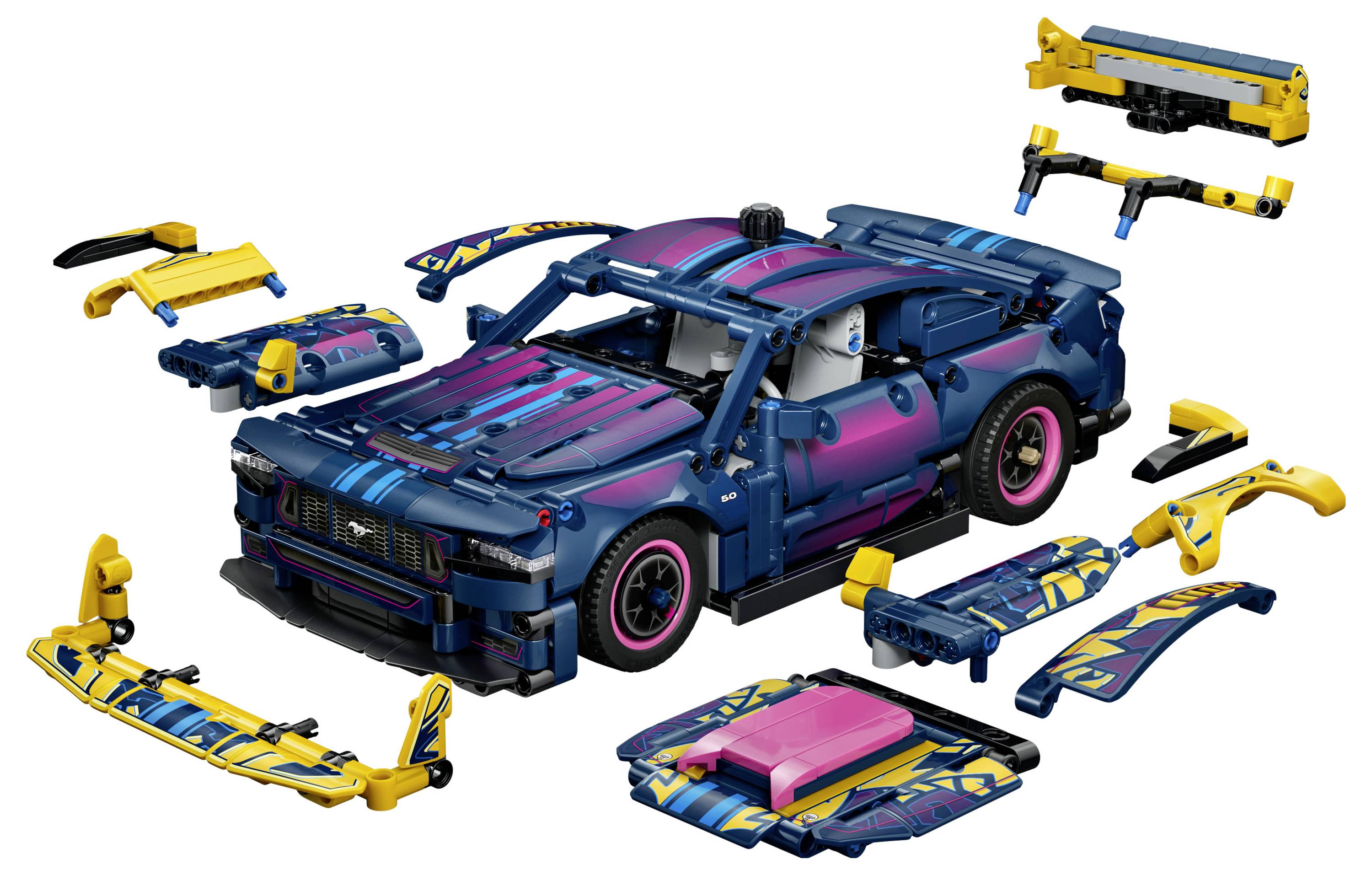 Lego-ähnliches blau-rosa Sportwagenmodell, das mit mehreren abgelösten Karosserieteilen und Komponenten, die darum herum angeordnet sind, auf weißem Hintergrund gezeigt wird.