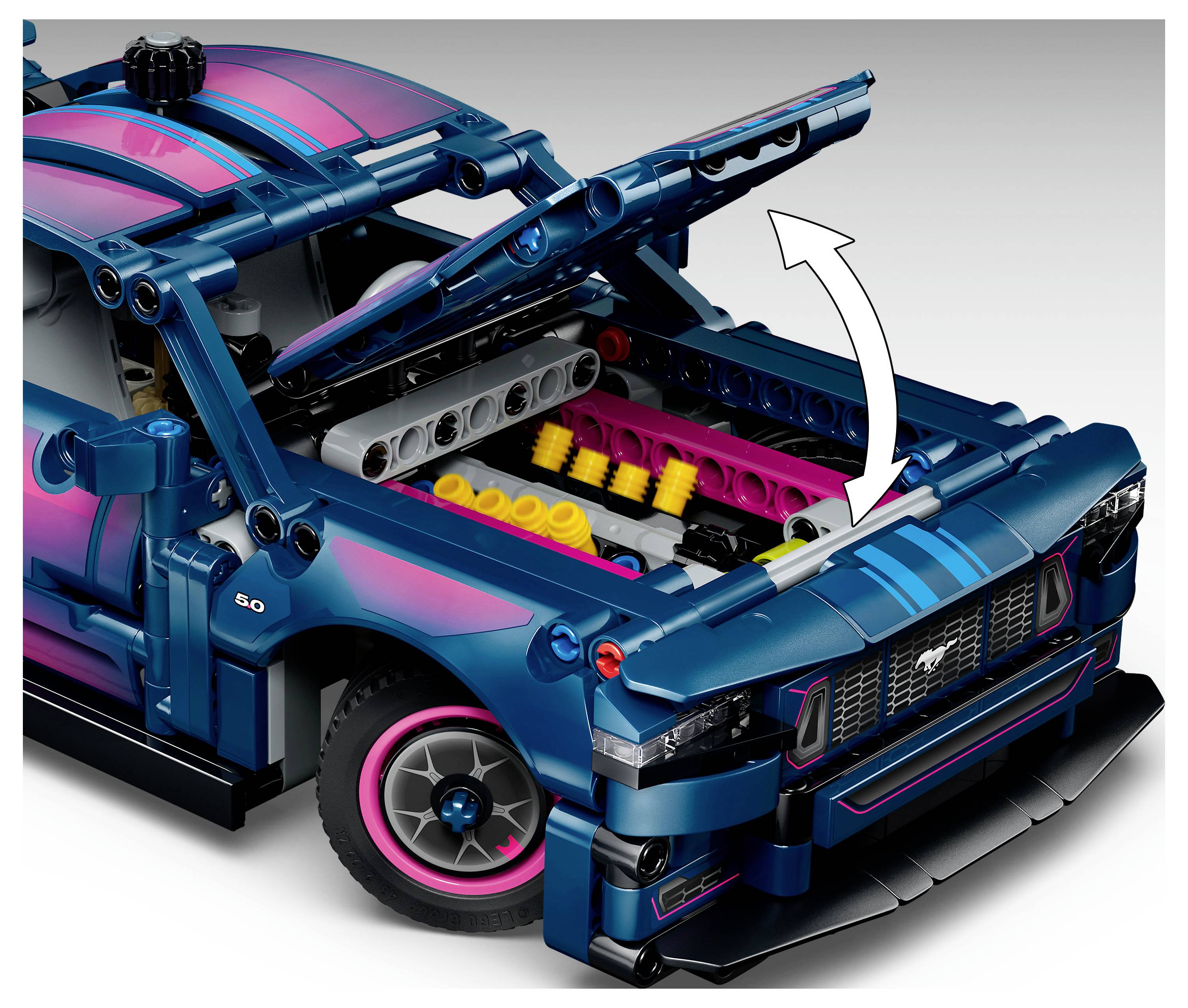 Nahaufnahme eines blau-rosafarbenen LEGO-ähnlichen Sportwagens mit geöffneter Motorhaube, die das detaillierte Motorgehäuse zeigt.