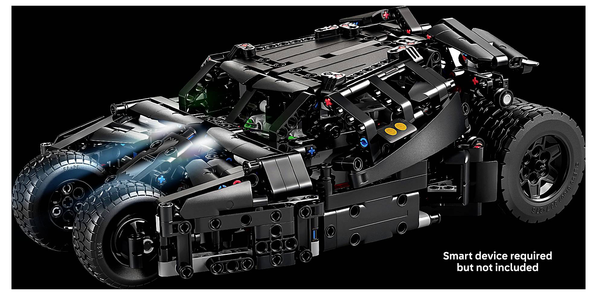 Schwarzes LEGO-Stil Sportwagen-Modell mit leuchtenden blauen Lichtern, gezeigt vor dunklem Hintergrund; die Beschriftung lautet „Intelligentes Gerät erforderlich, aber nicht enthalten