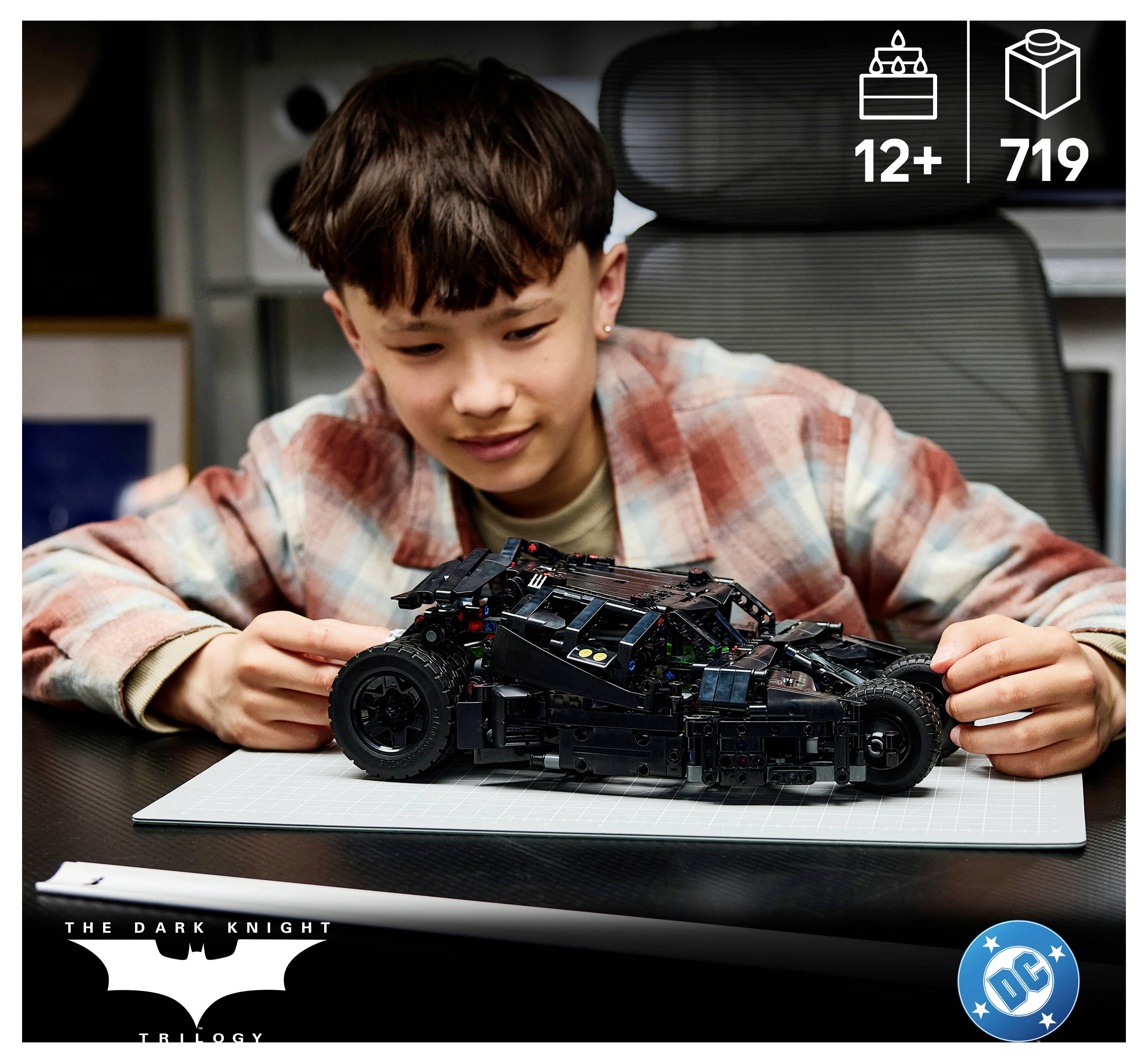 Junge baut ein LEGO-ähnliches Batmobil aus dem 