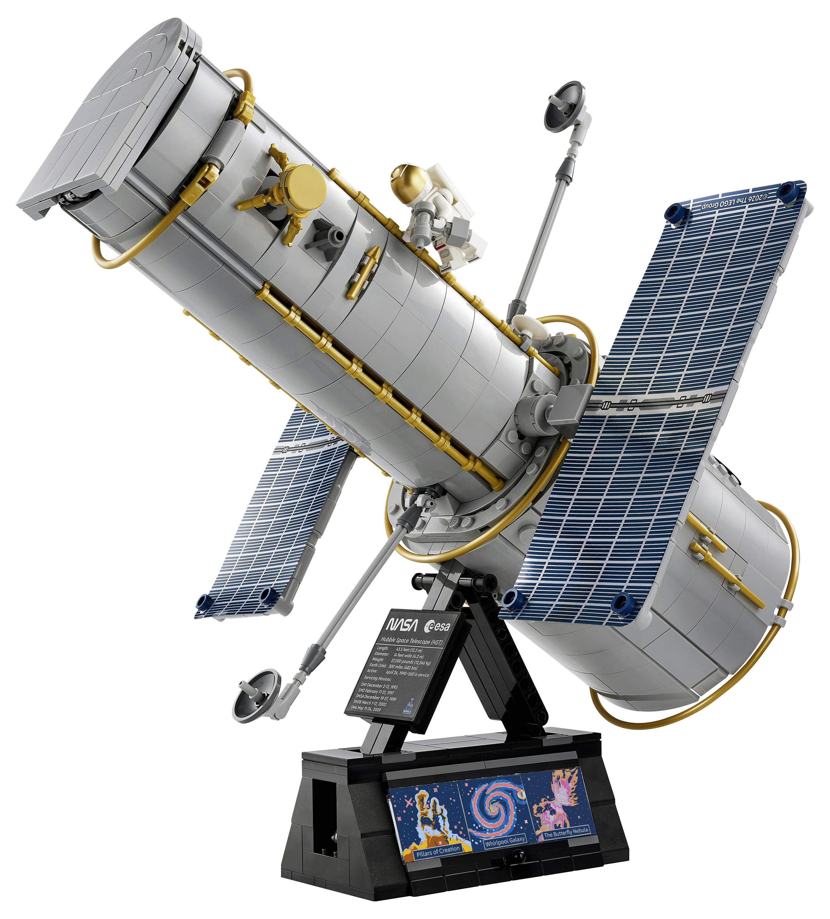 Ein Modell des Hubble-Weltraumteleskops auf einem Ausstellungsständer mit Solarpanelen und einer Basisplakette mit Weltraumbild.
