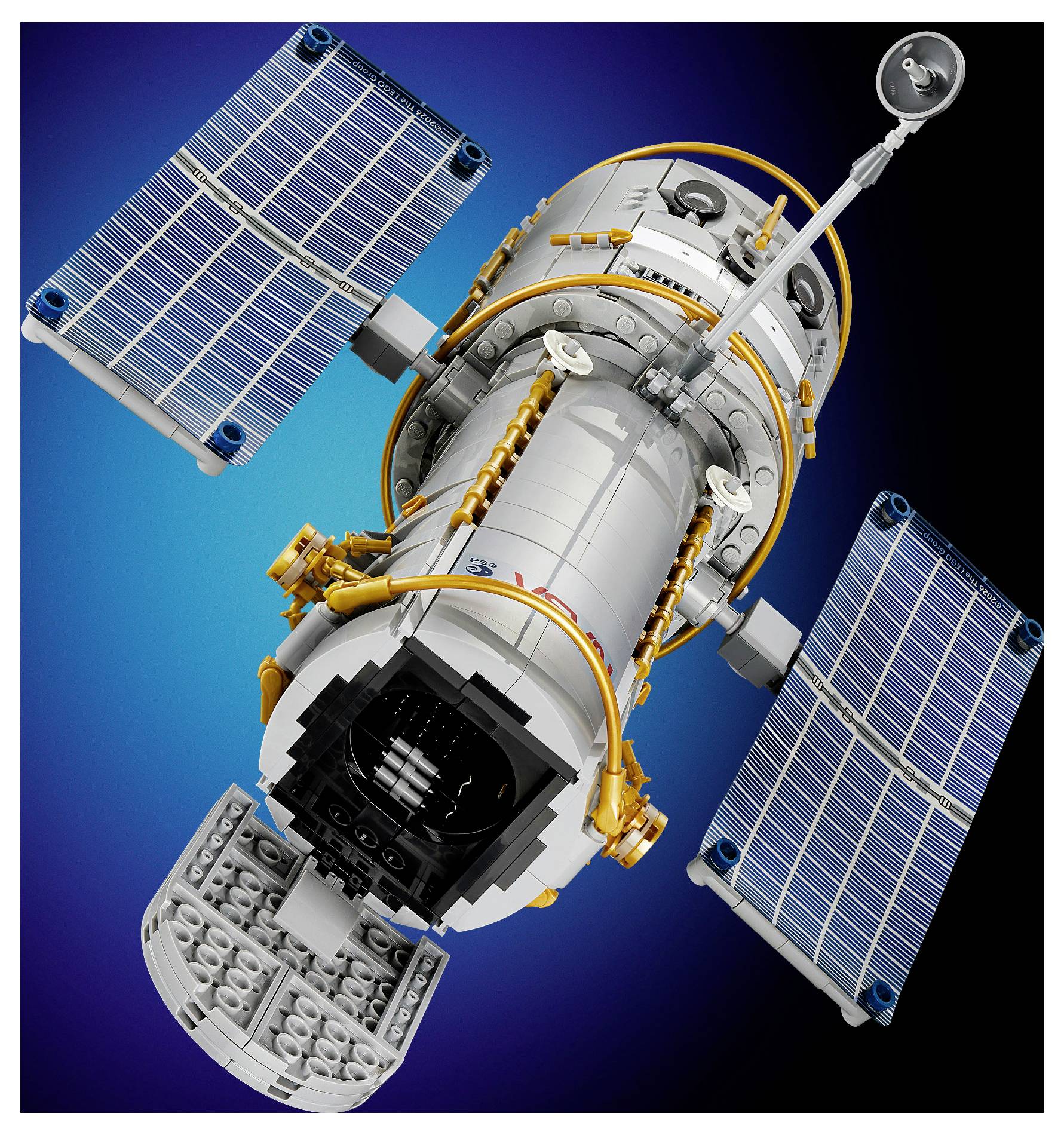 Ein Raumfahrzeug oder Satellit mit zwei blauen Solarpanelen und freiliegenden mechanischen Details, dargestellt vor einem dunkelblauem, weltraumartigem Hintergrund.