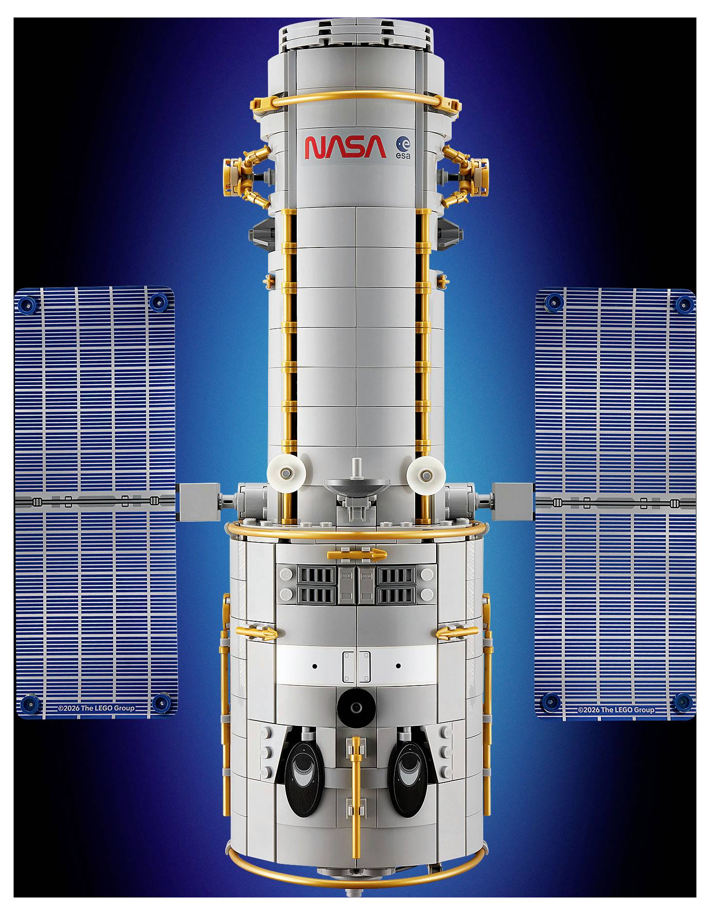 NASA-Raumschiff mit zwei großen blauen Solarpanelen frontal vor dunkelblauem Hintergrund gezeigt.