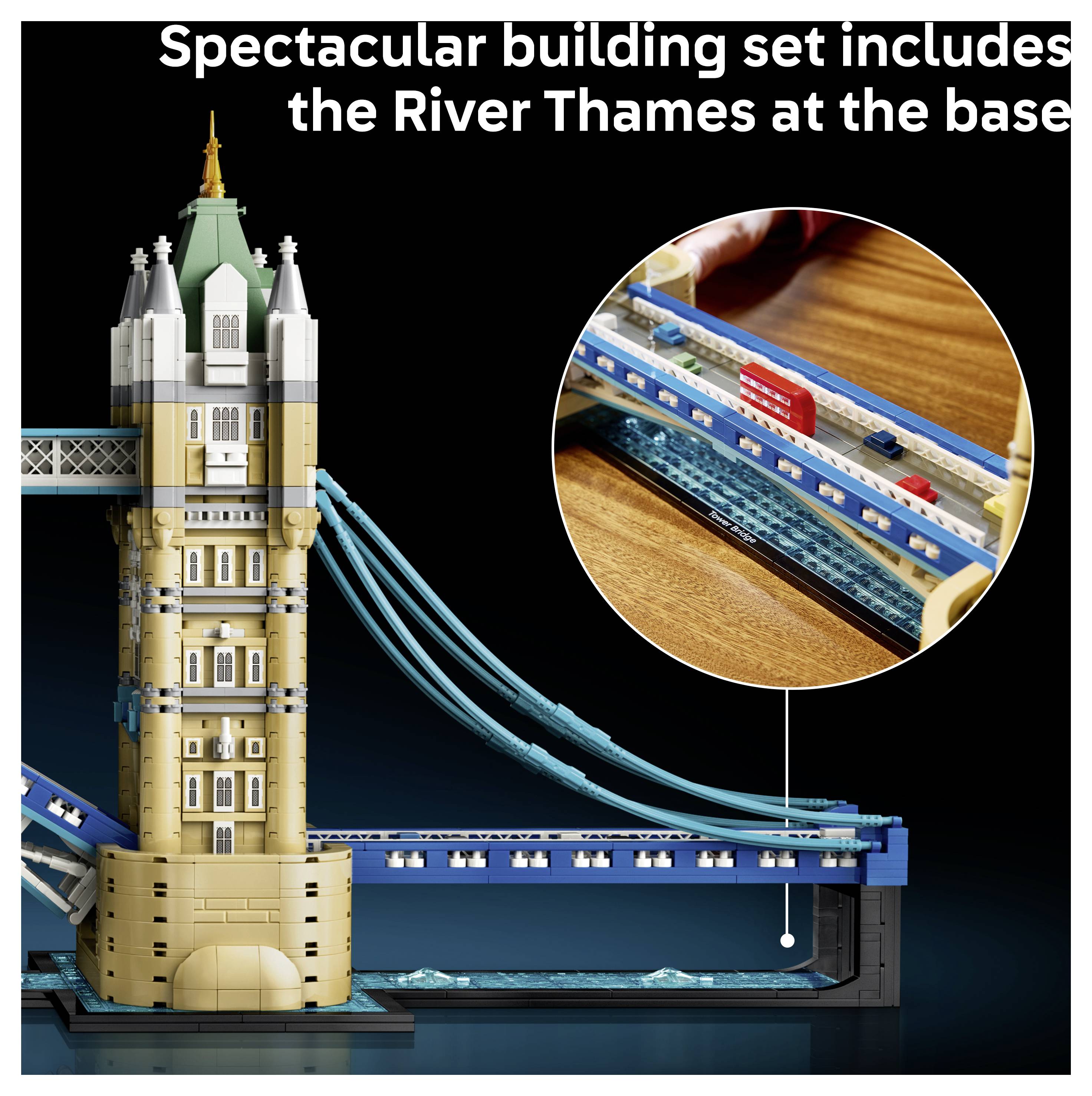Werbebild eines LEGO Tower Bridge-Sets, das den Brückenturm, blaue Hängeseile und eine kreisförmige Vergrößerung des detaillierten Straßenaufbaus zeigt.