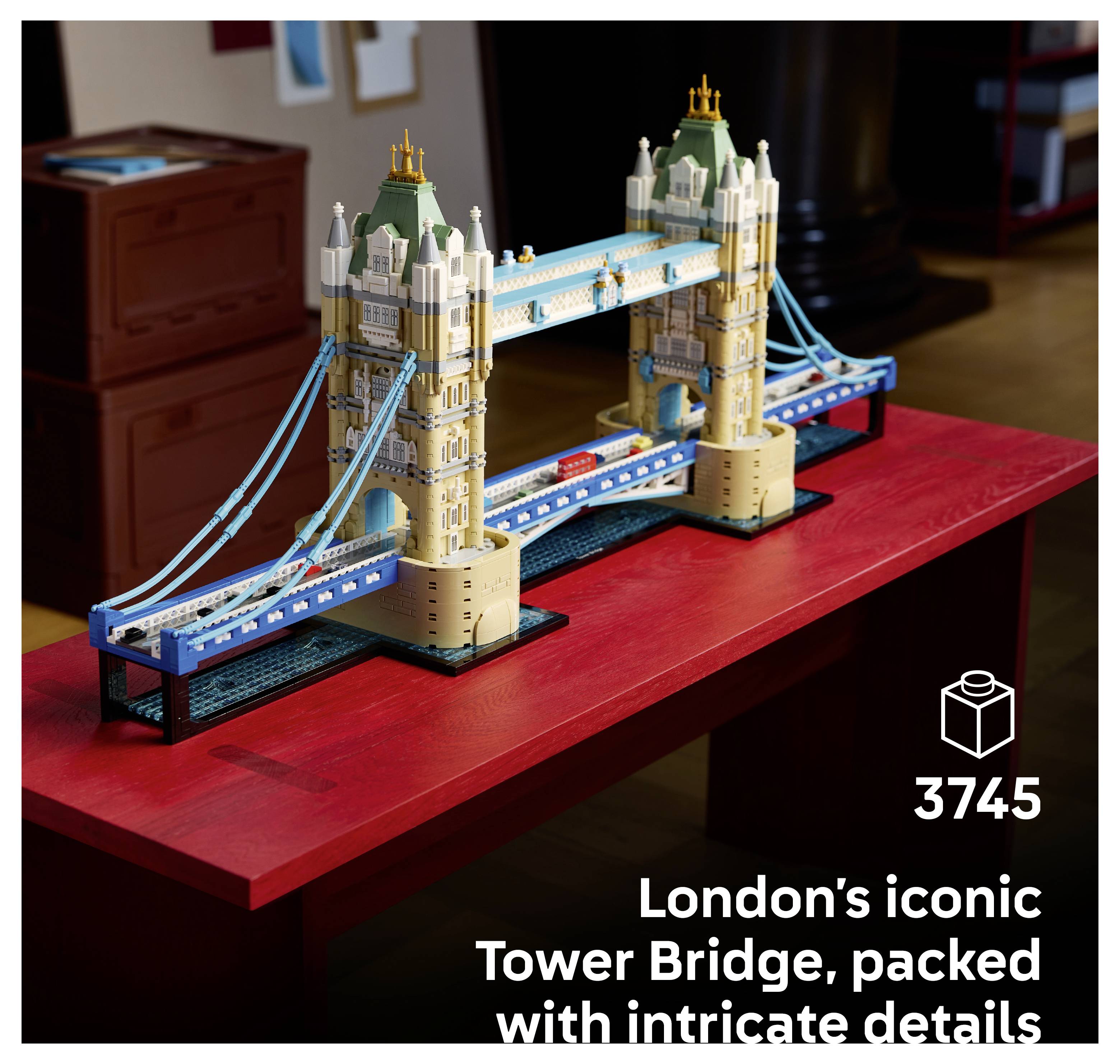 LEGO Tower Bridge Modell auf einem roten Tisch, mit der Beschriftung „Londons ikonische Tower Bridge, vollgepackt mit komplizierten Details