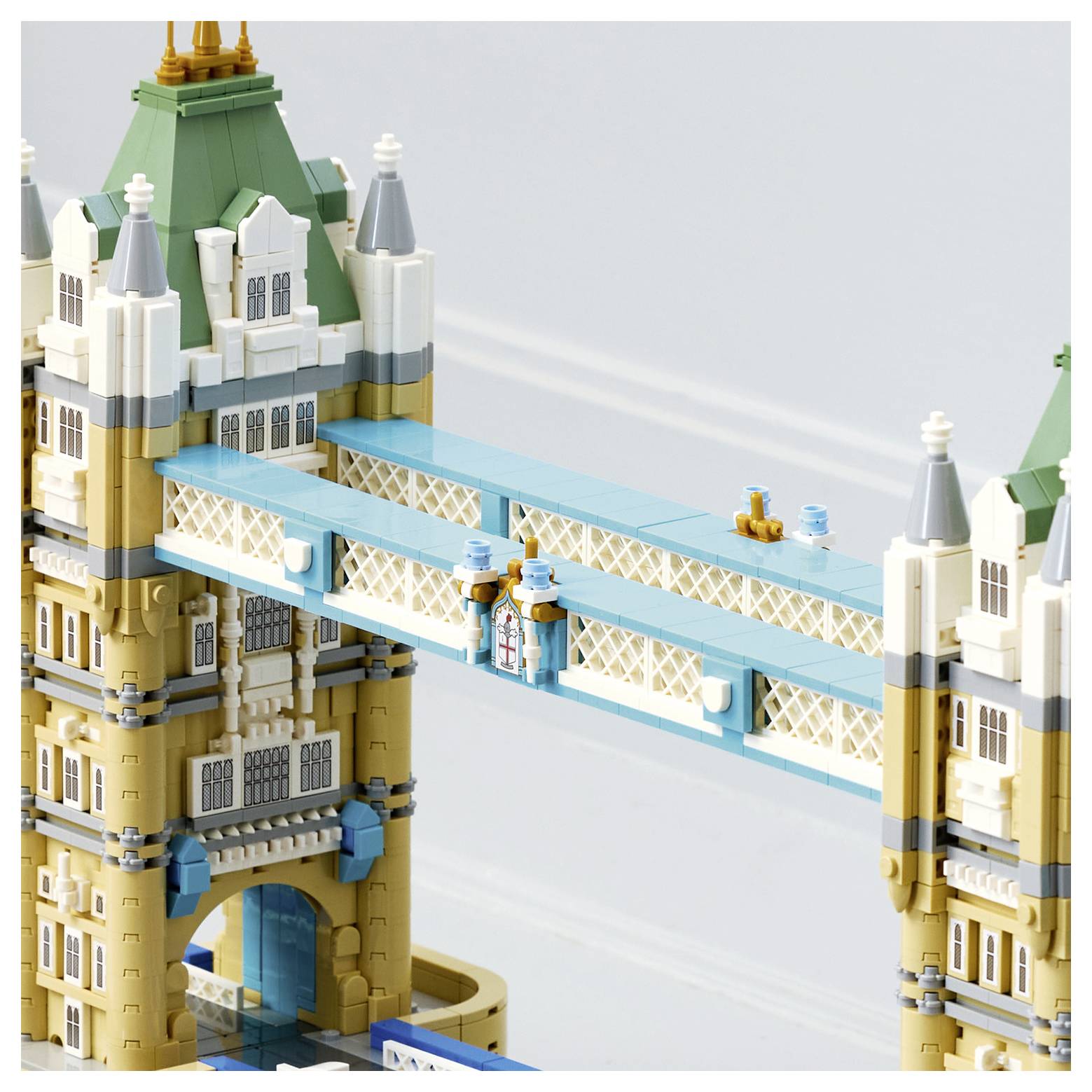 LEGO-artiges Modell der Londoner Tower Bridge mit zwei Türmen und einem blauen Fußweg, der die Lücke überbrückt.