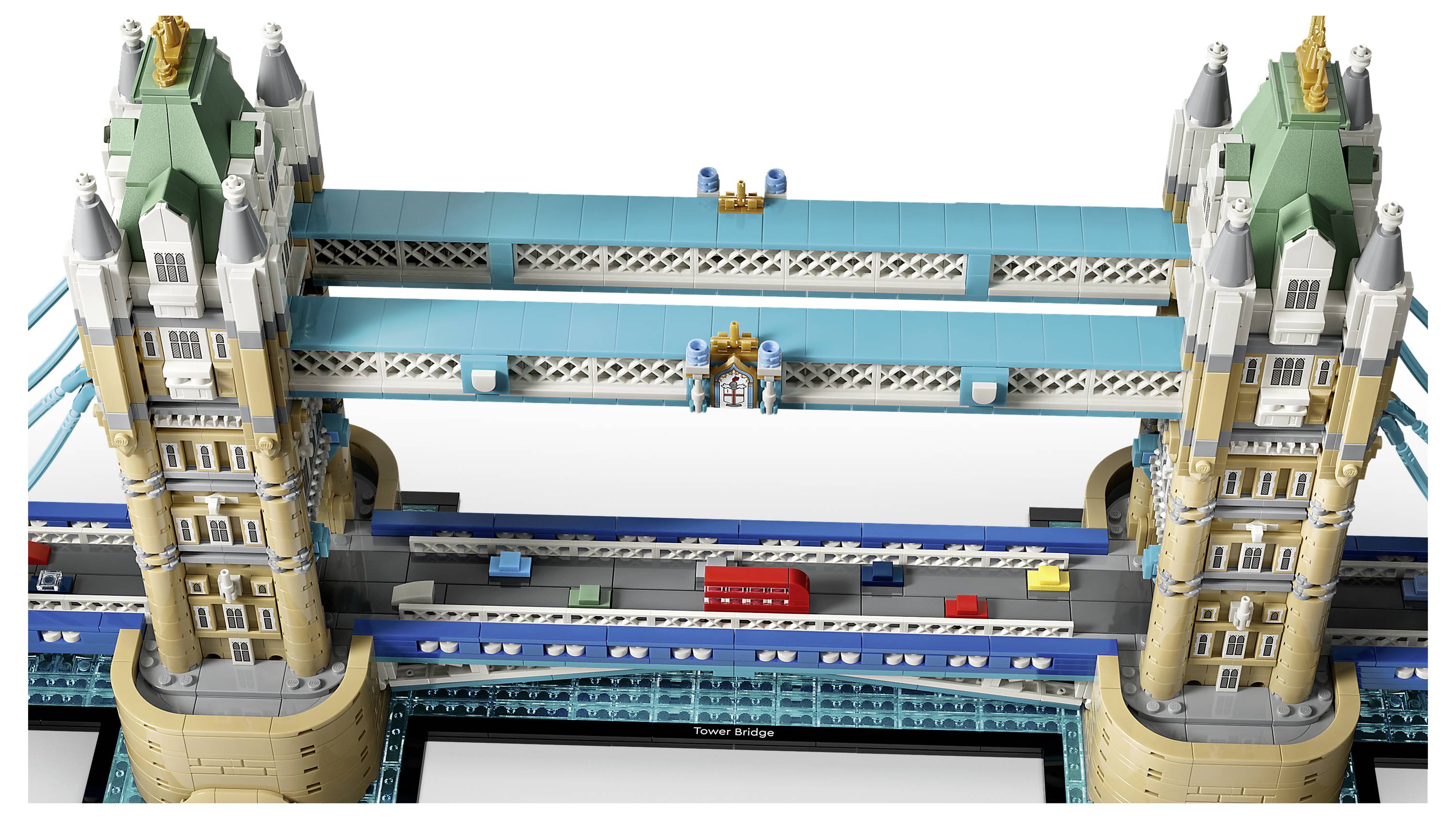 LEGO-Modell der Tower Bridge mit zwei beige-grünen Türmen, blauem oberen Gehweg und einer hochgeklappten zentralen Fahrbahn, die sich über die Brücke erstreckt