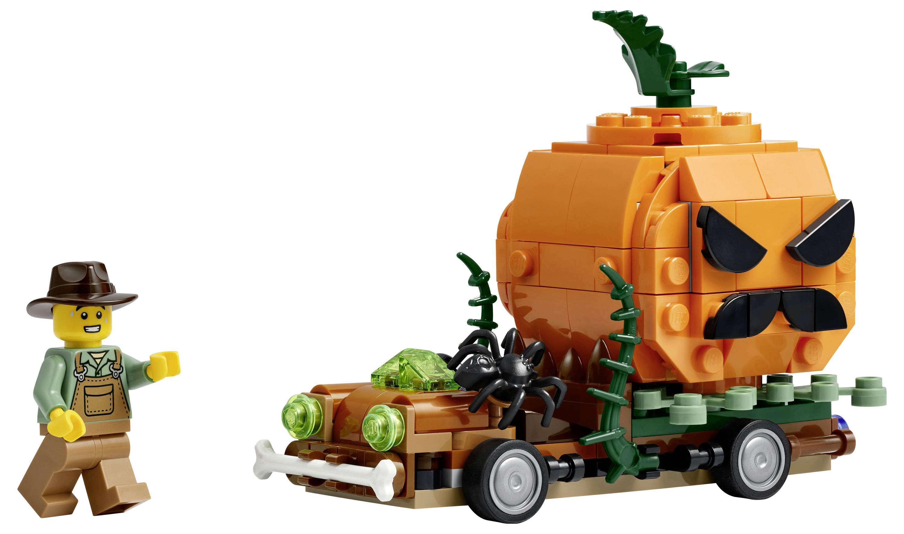 LEGO-ähnliche Halloween-Szene mit einer lächelnden Minifigur neben einem Monsterspilauto im Kürbisdesign, das einen riesigen Kürbiskopf und eine schwarze Spinne transportiert.