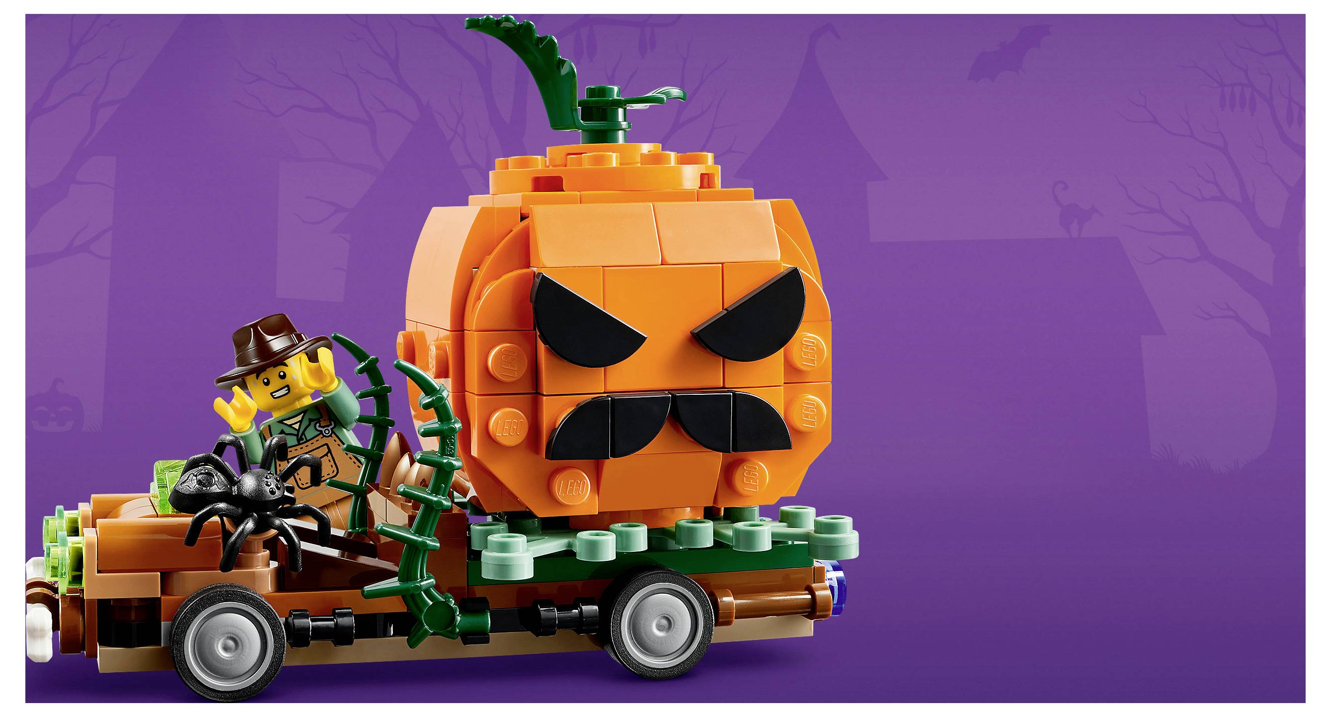 Halloween LEGO-Wagen im LEGO-Stil mit einem großen geschnitzten Kürbis und einer Minifigur in einem Hut neben einer schwarzen Spinne auf einem lila gespenstischen Hintergrund.