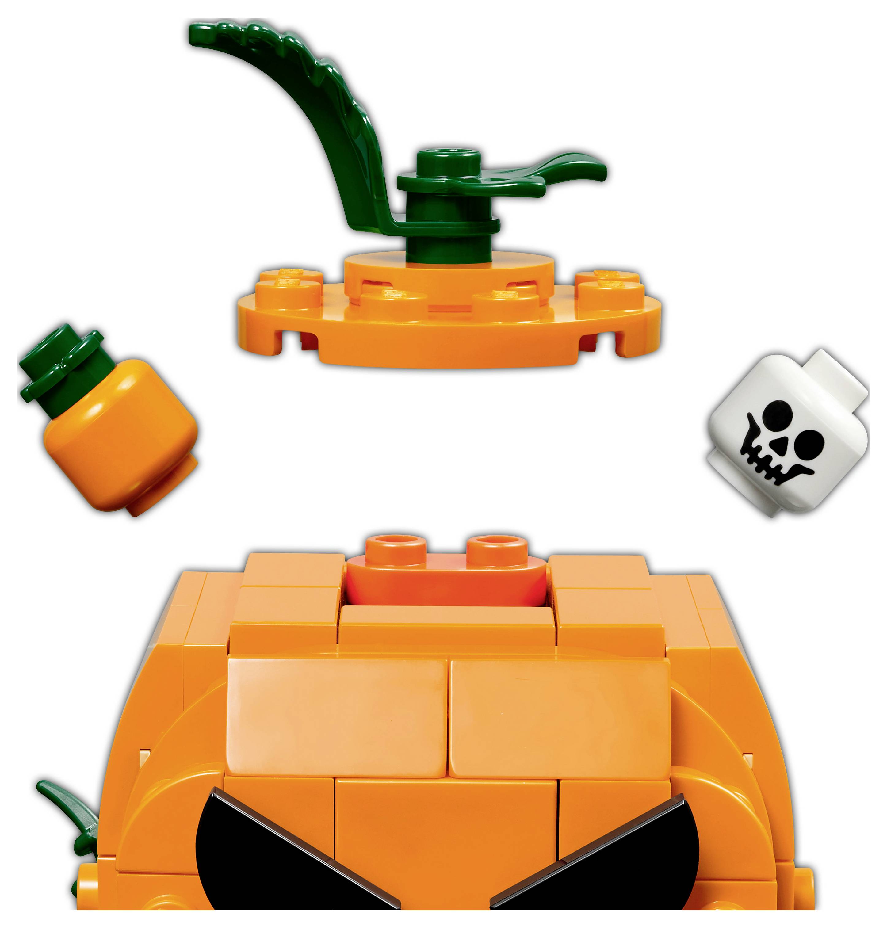 LEGO-ähnliche Halloween-Kürbislaterne mit separaten Stiel- und Gesichtsteilen um eine orange Kürbisbasis herum.
