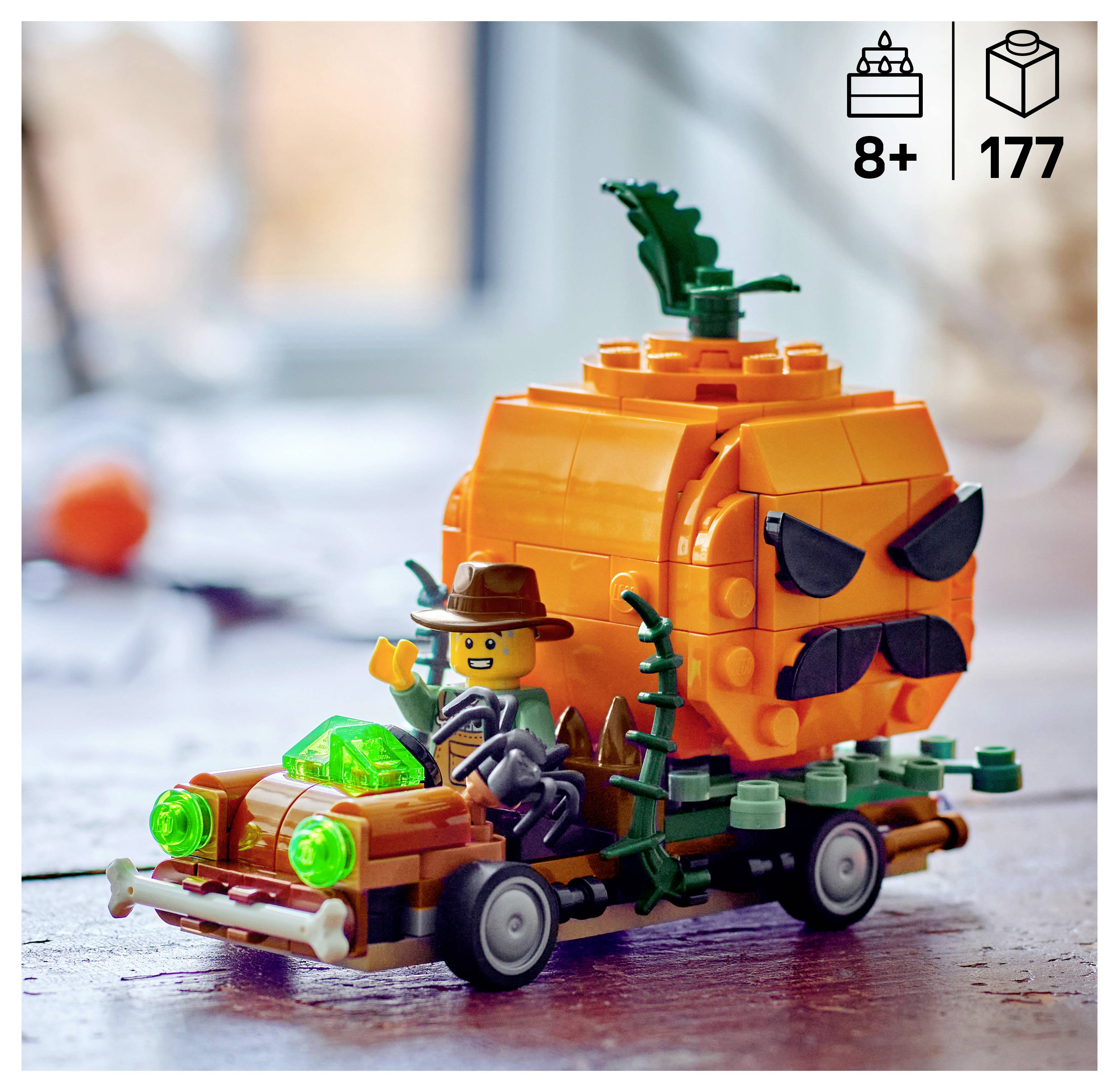 LEGO Kürbis-Auto mit einer Cowboy-Minifigur und Halloween-Dekorationen; auf der Schachtel sind „8+