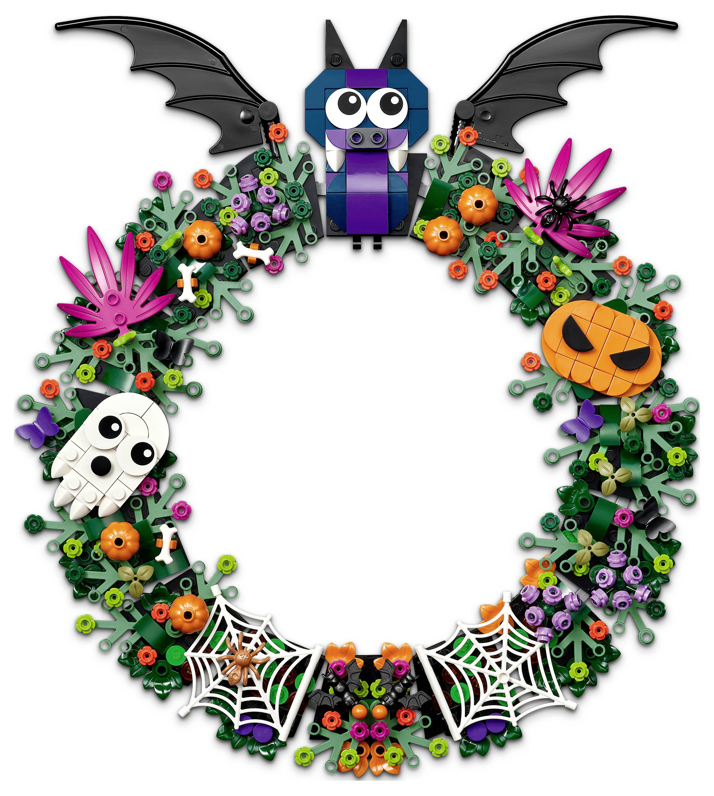 Hallowen-Kranz aus bunten Blumen und Spinnen mit einer Fledermaus, einem Kürbis, einem Totenschädel und Spinnweben um eine leere Mitte.