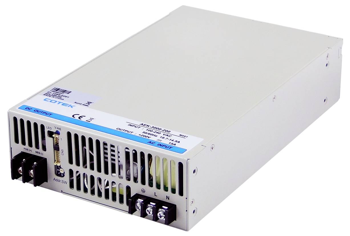 Silbergraue industrielle Stromversorgungseinheit mit belüftetem Frontpanel, AC-Eingangsklemmen und roten/schwarzen DC-Ausgangssteckverbindern.