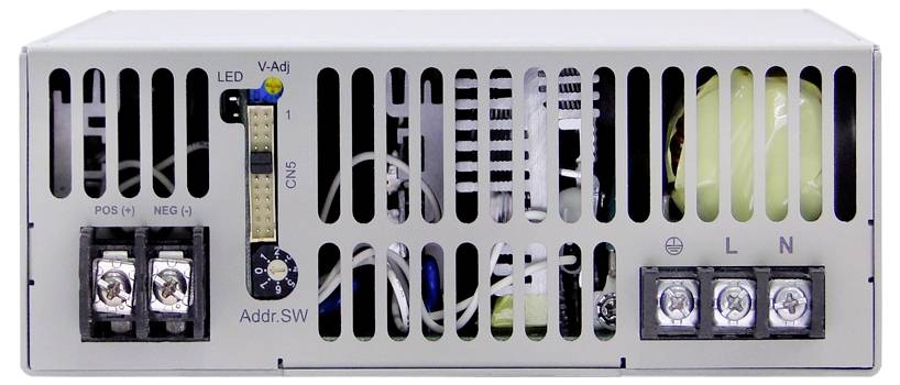 Rückansicht einer Metall-Stromversorgungseinheit mit Kühlschlitzen, Anschlussblöcken mit Beschriftung POS/NEG und L/N, LED, V-Adj und Addr.SW-Reglern.
