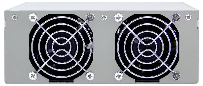 Metallische Ausrüstungskiste mit zwei großen schwarzen Kühlventilatoren auf der Frontplatte, von der Seite gesehen