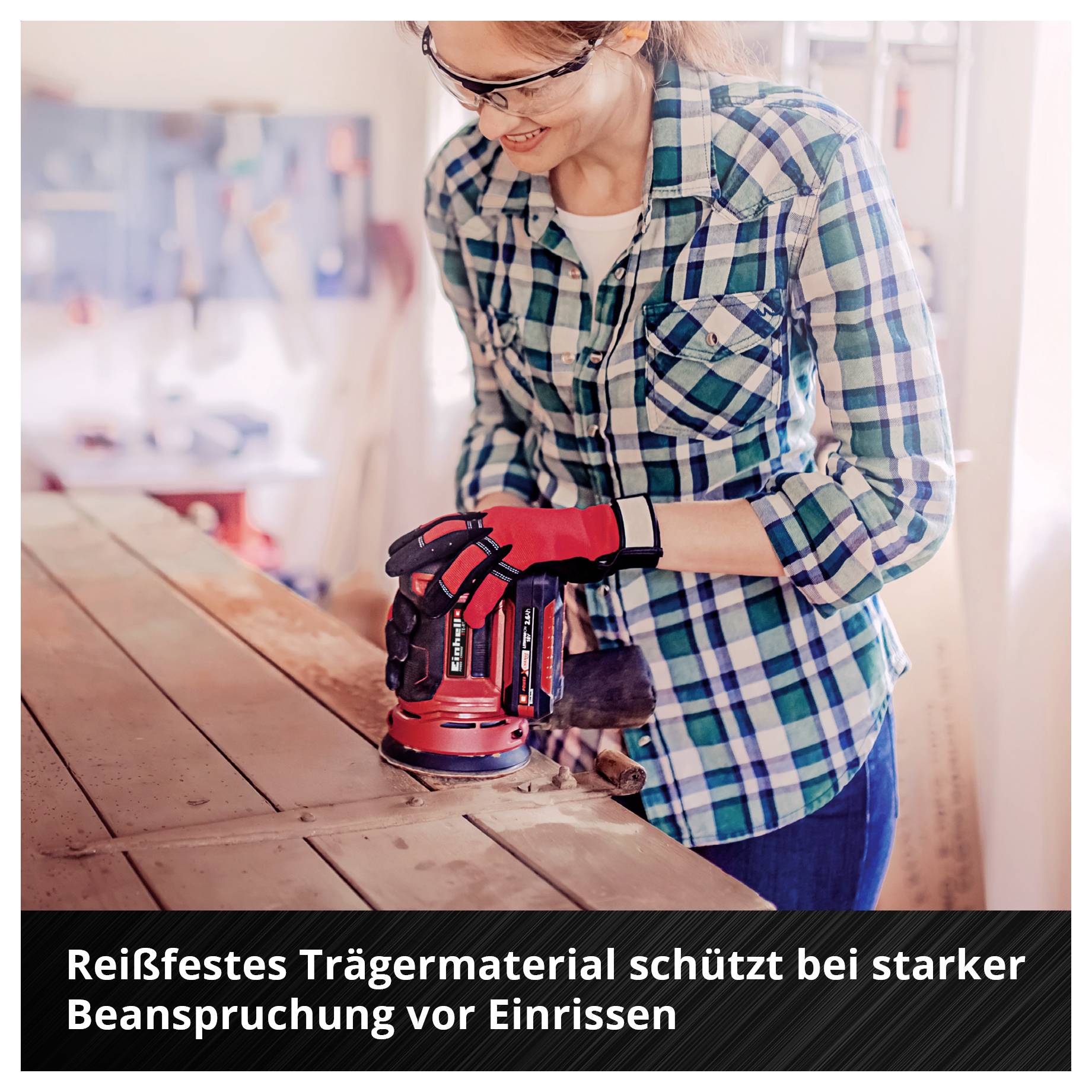 Frau schleift Holz mit einem roten Exzenterschleifer; Text: 'Reißfestes Trägermaterial schützt bei starker Beanspruchung vor Einrissen'
