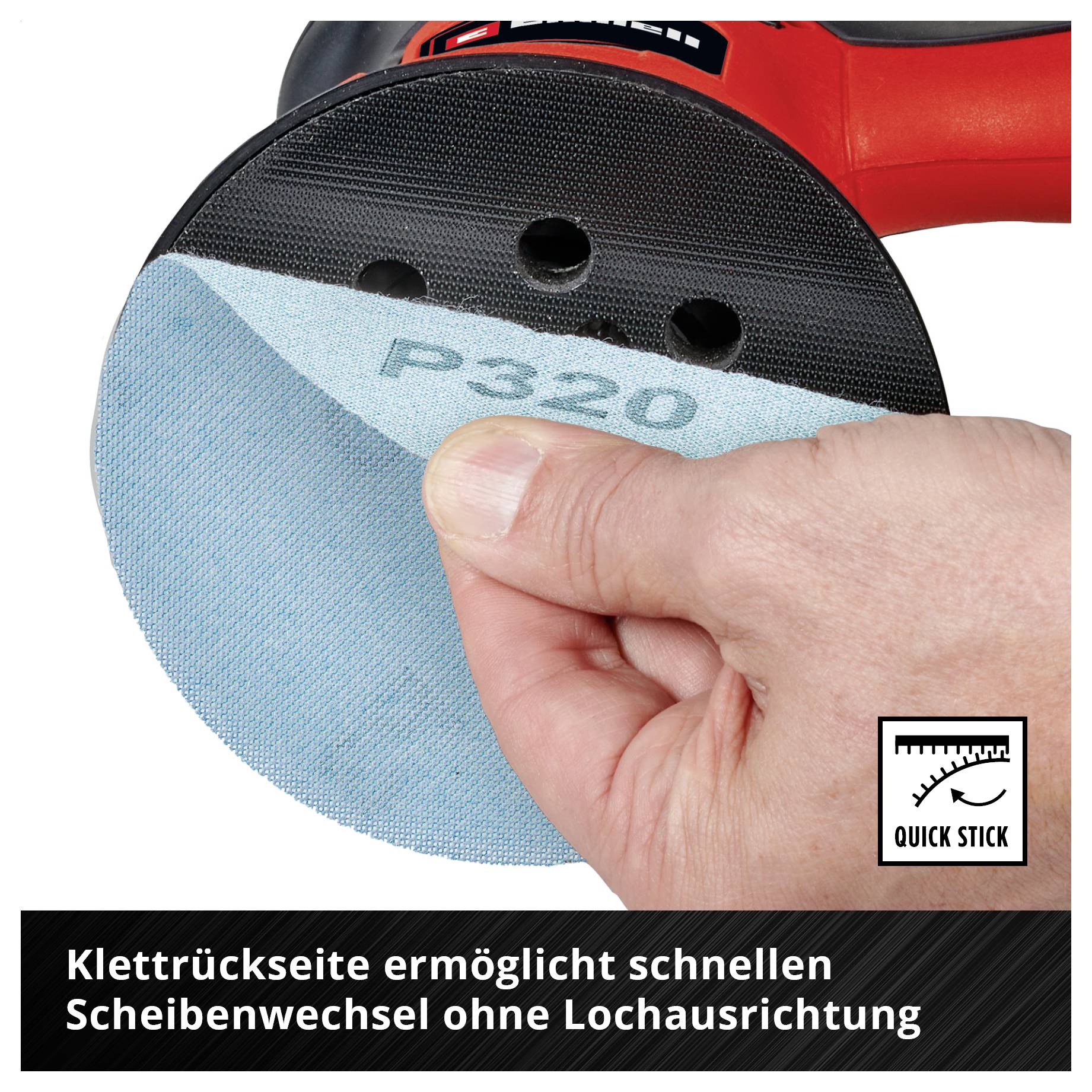 Hand entfernt die Schutzfolie von einer Schleifscheibe P320 an einem Exzenterschleifer; Text: 'Klett­rückseite ermöglicht schnellen Scheibenwechsel ohne Lochausrichtung'