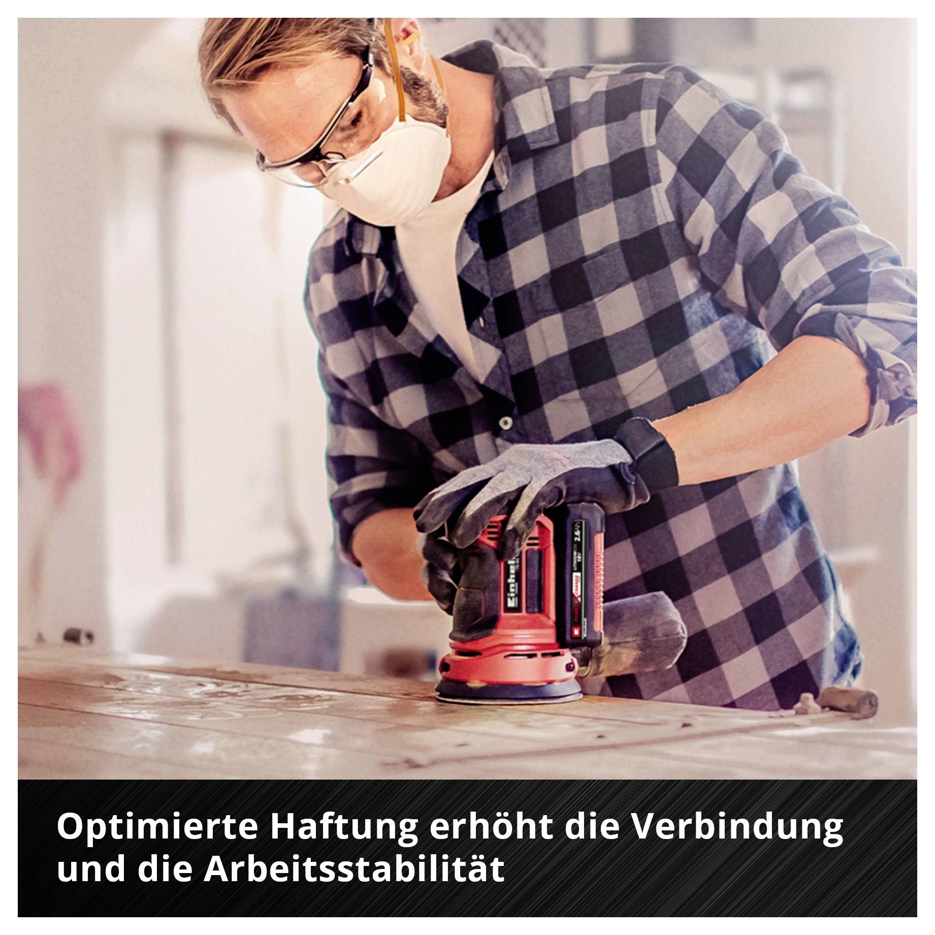 Handwerker schleift mit einem roten Exzenterschleifer eine Holzoberfläche; Text unten: 'Optimierte Haftung erhöht die Verbindung und die Arbeitsstabilität'.