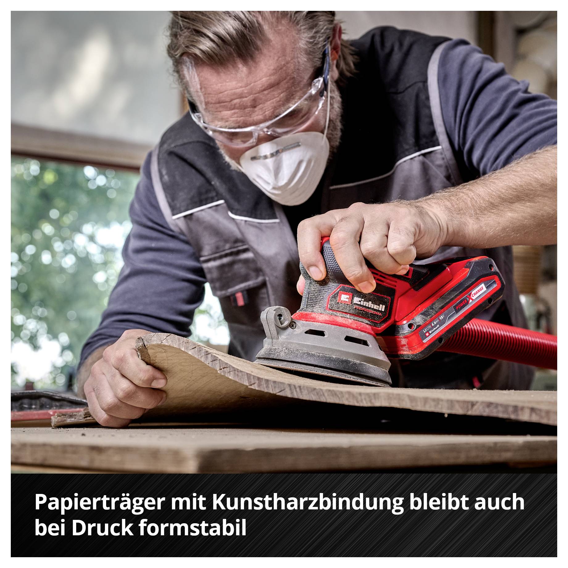 Ein Arbeiter schleift mit einem Exzenterschleifer eine Holzplatte; darunter steht: 'Papierträger mit Kunstharzbindung bleibt auch bei Druck formstabil'.