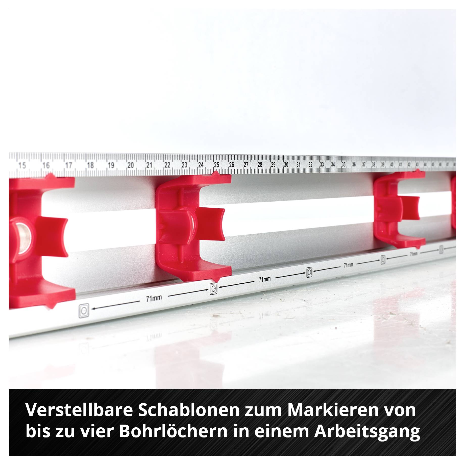 Verstellbare rote Schablonen zum Markieren von bis zu vier Bohrlöchern an einer Wand mit Maßskala und Beschriftung.
