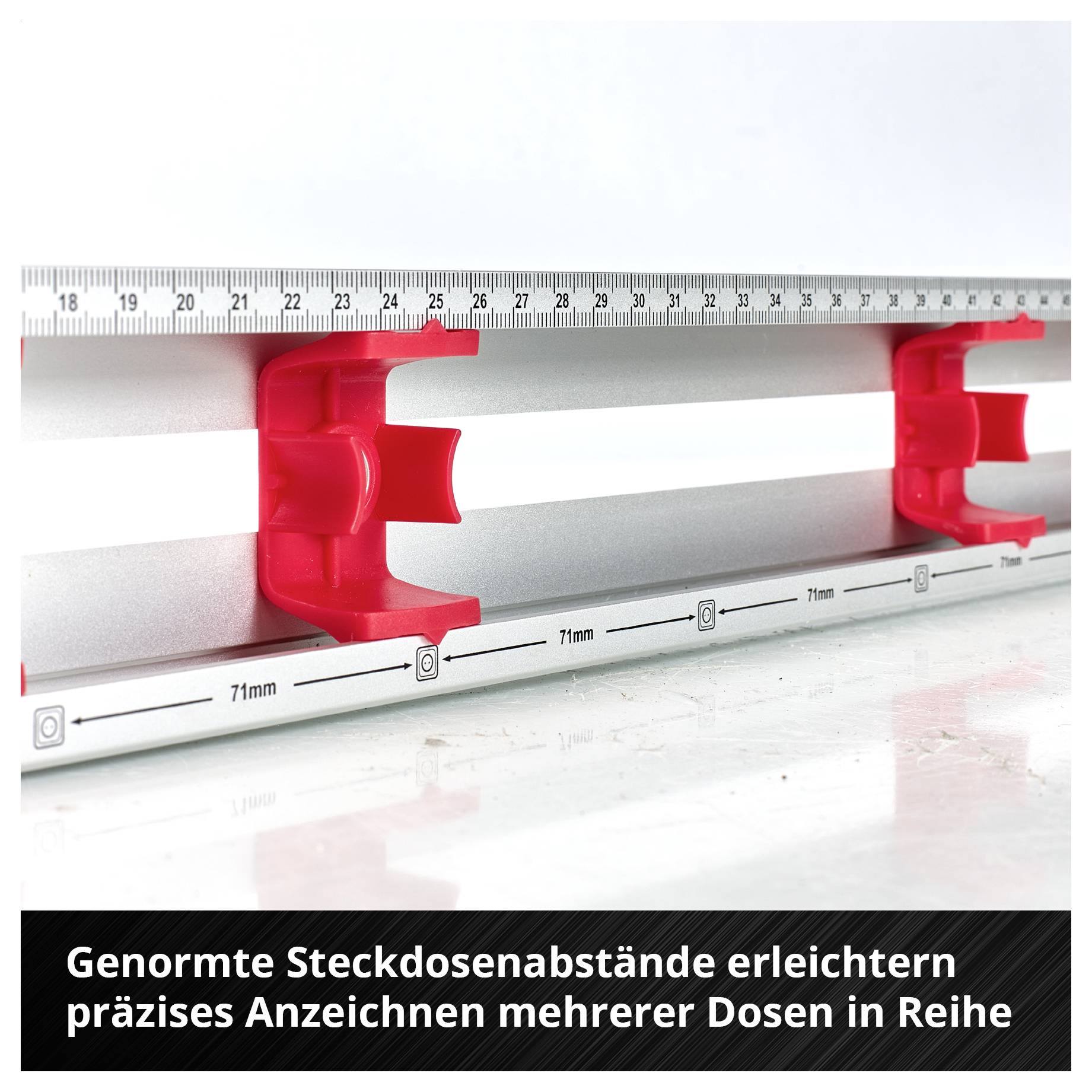 Genormte Steckdosenabstände mit Maßskala zeigen das präzise Anzeichnen mehrerer Dosen in Reihe.