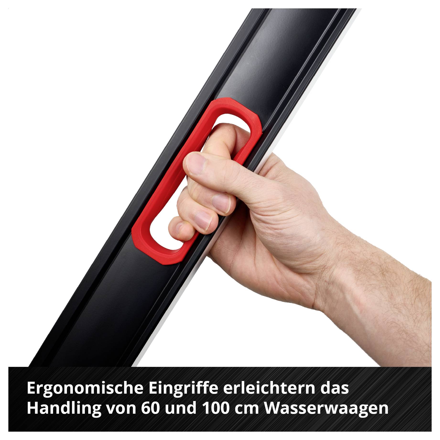 Energizer Ultimate Child Shield Batterie-Anzeige mit einer Batterie, einer Knopfzelle und einem Kleinkind, das auf eine kleine Batterie zukrabbelt, wobei die Sicherheit von Kindern betont wird.
