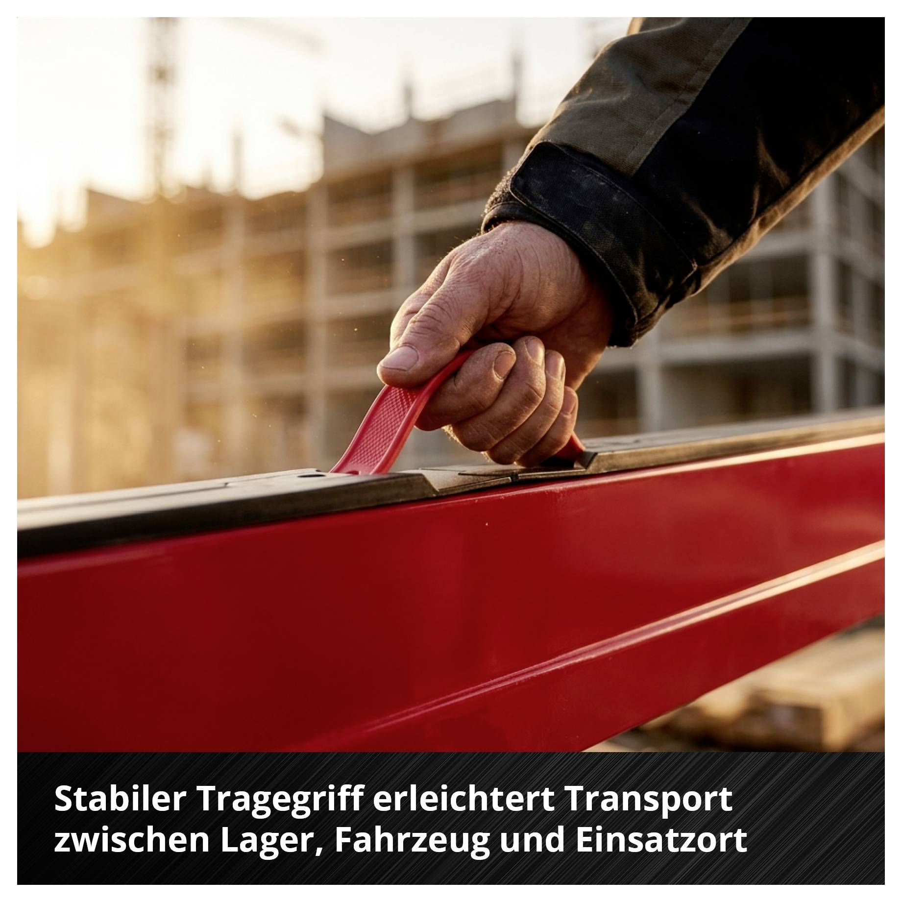Hand zieht einen roten Tragegurt an einem Metallbalken; Transport zwischen Lager, Fahrzeug und Einsatzort wird erleichtert.