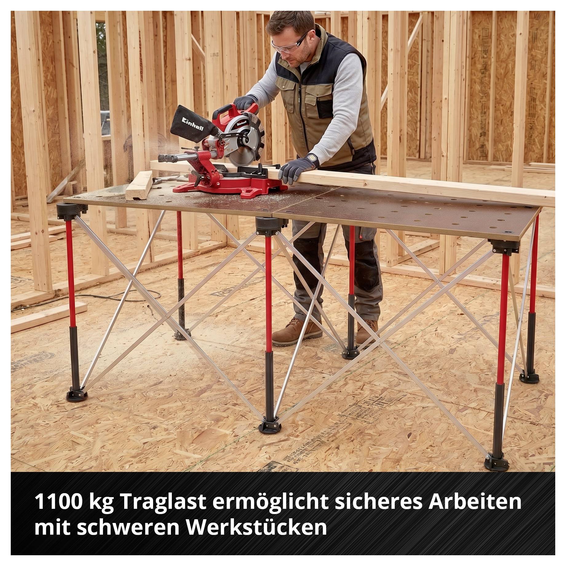 Ein Handwerker sägt mit einer Kappsäge auf einem stabilen Arbeitstisch; Hinweistext: '1100 kg Traglast ermöglicht sicheres Arbeiten mit schweren Werkstücken'.