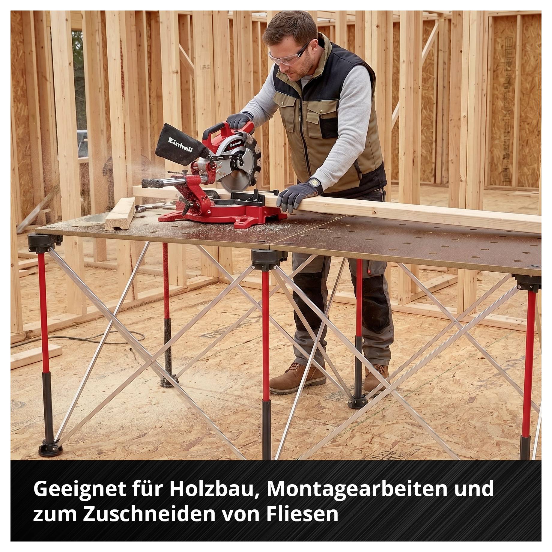 Mann sägt mit einer roten Kappsäge auf einem Arbeitstisch in einem Rohbau; Text: 'Geeignet für Holzbau, Montagearbeiten und zum Zuschneiden von Fliesen'