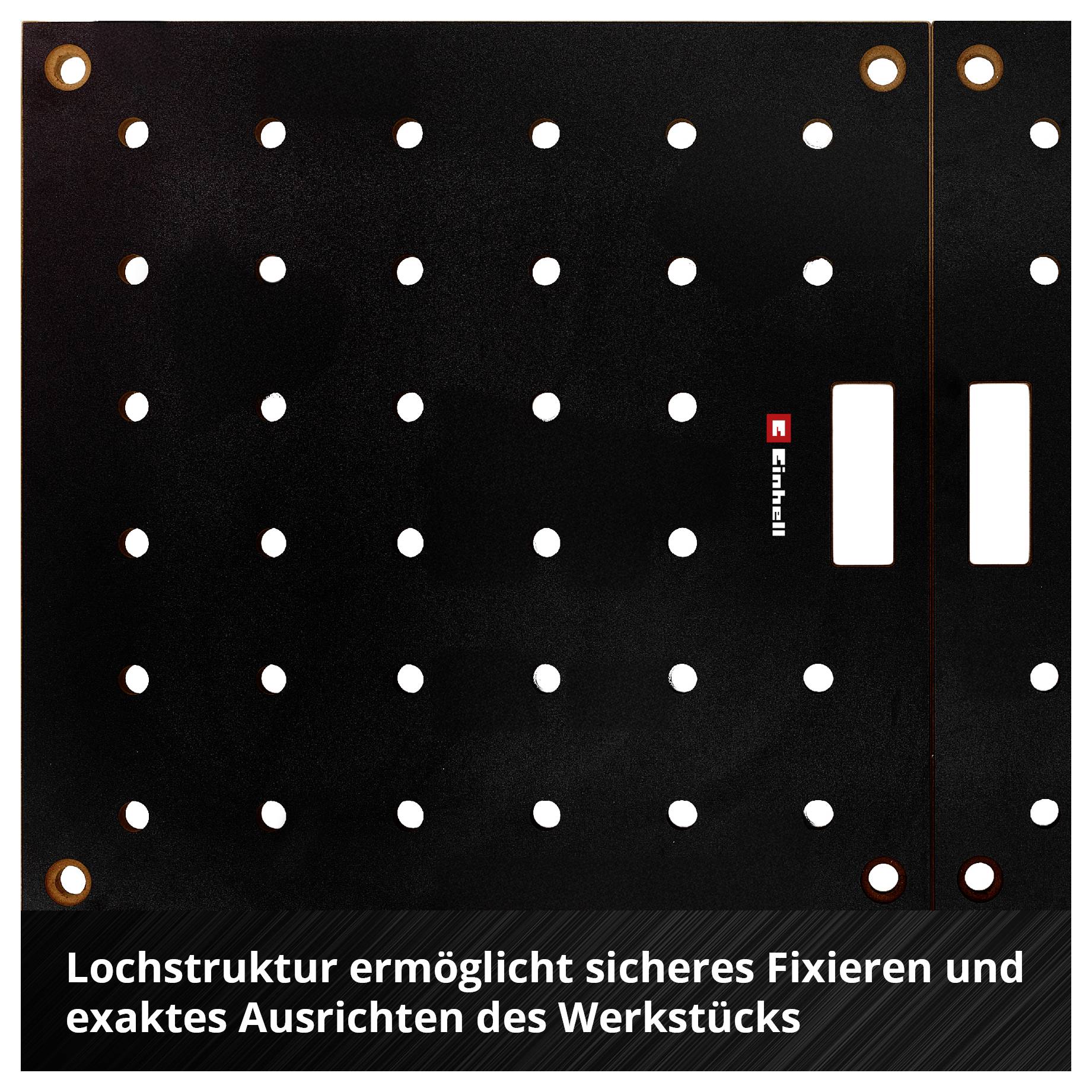 Schwarze Lochplatte mit regelmäßigen Bohrungen und Halteöffnungen; Text: 'Lochstruktur ermöglicht sicheres Fixieren und exaktes Ausrichten des Werkstücks'.