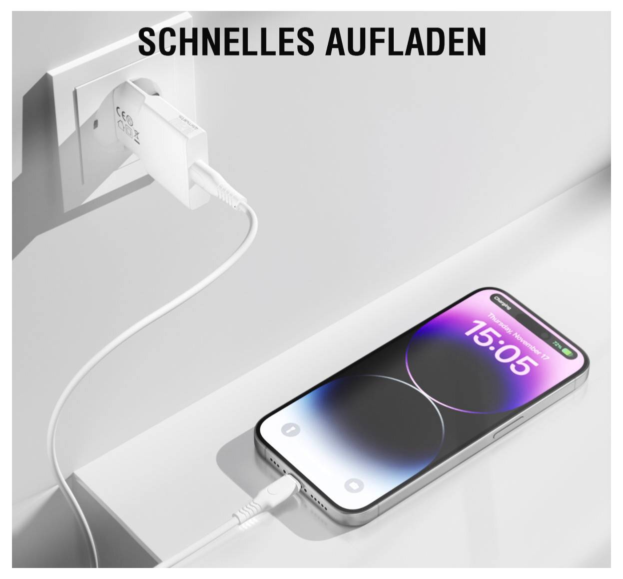 Smartphone wird aus einer Wandsteckdose aufgeladen, mit dem Text „SCHNELLES AUFLADEN