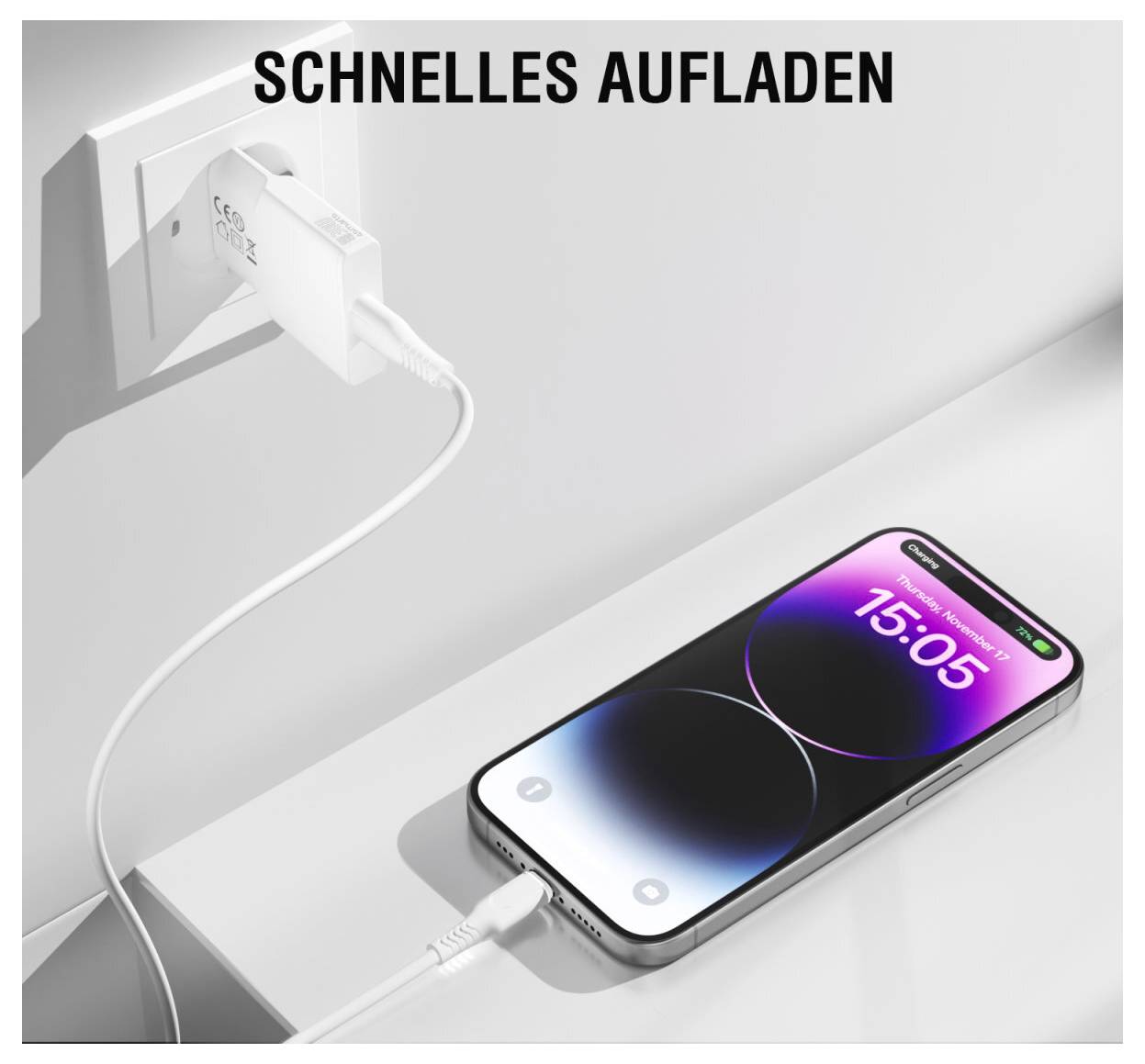 Telefon in ein Wandladegerät eingesteckt mit dem Text „SCHNELLES AUFLADEN