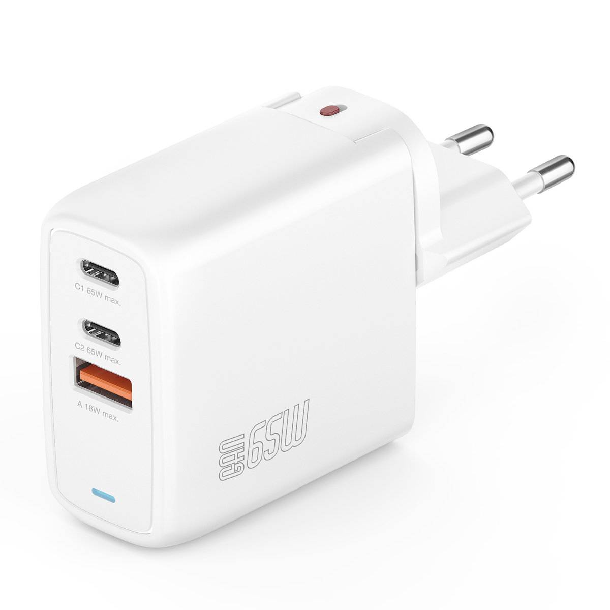 Weißes USB-Wandladegerät mit zwei USB-C-Anschlüssen, einem USB-A-Anschluss und europäischen Steckerzacken auf weißem Hintergrund.