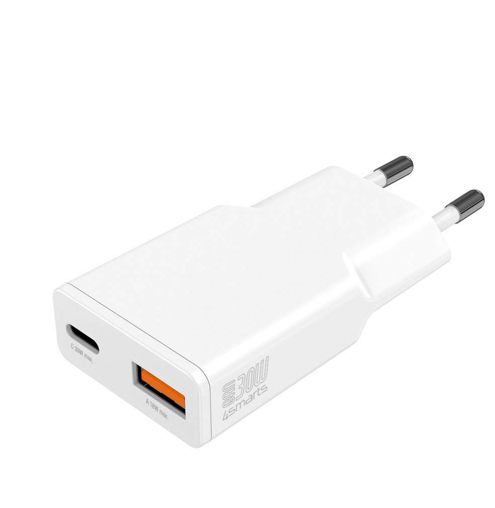 Weiße Wandladegerät mit zwei runden europäischen Steckdosen und zwei USB-A-Anschlüssen, ein orangefarbener Quick-Charge-Port, auf einfachem Hintergrund dargestellt.