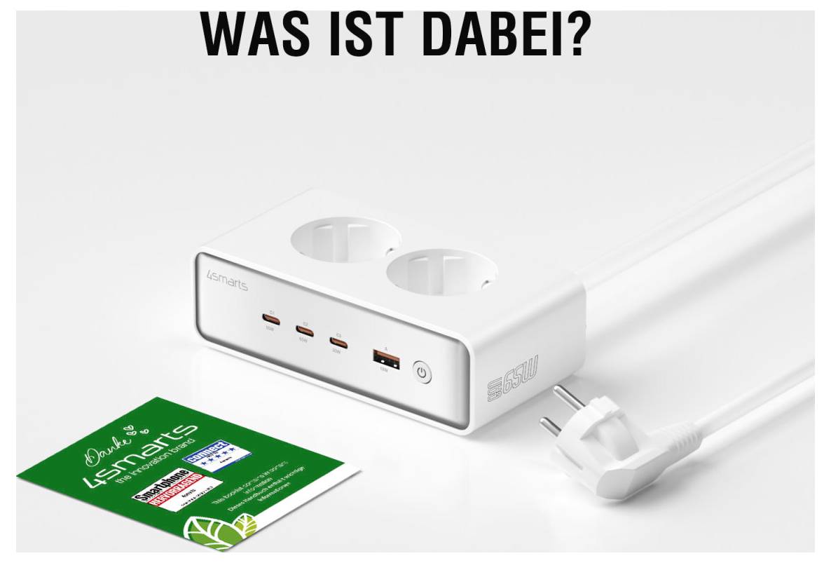 Weiße Steckdosenleiste mit zwei Steckdosen, USB-Anschlüssen und einem Stecker neben einem grünen Heft; die Überschrift oben sagt „WAS IST DABEI?