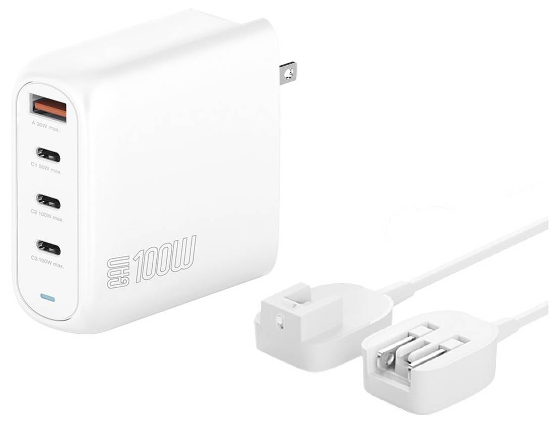Weißer 100W Multi-Port-Stromadapter mit einem USB-A- und drei USB-C-Anschlüssen, abgebildet mit angeschlossenem Stromkabel und Steckeradaptern.