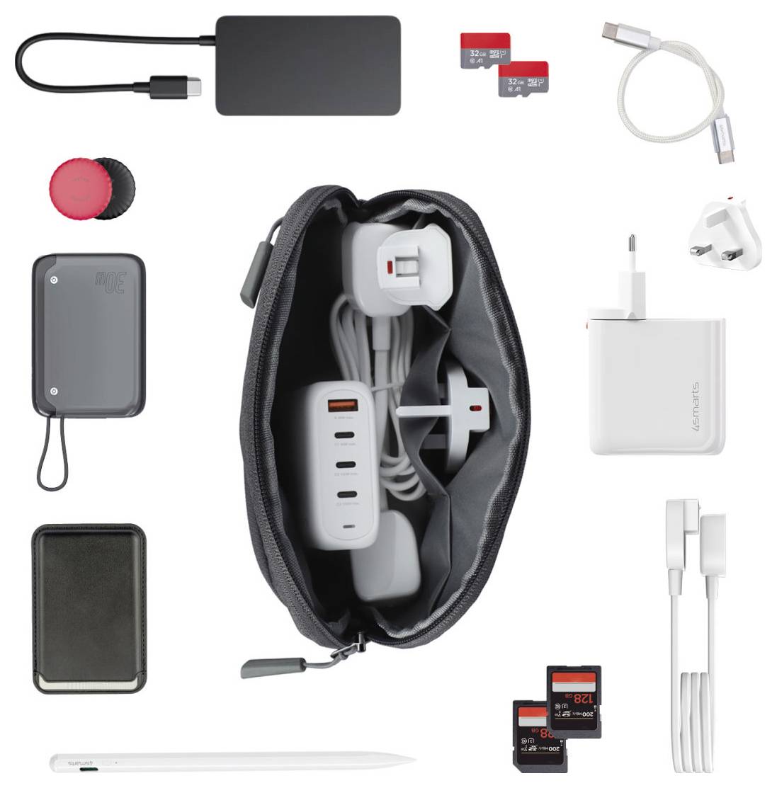 Offene schwarze Tech-Organizer-Tasche gefüllt mit Ladekabeln, Adaptern, SD-Karten, Powerbank, Stylus und kleinen Zubehörteilen, dargestellt als Reise-Elektronik-Set.