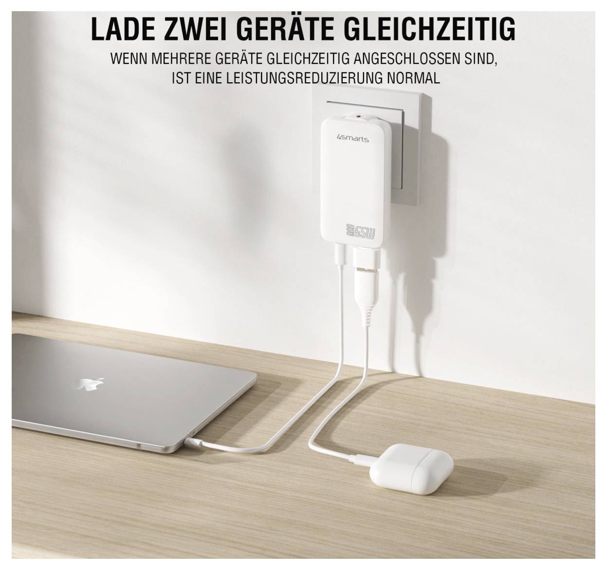 Wandladegerät lädt einen Laptop und ein anderes Gerät gleichzeitig auf; Text besagt, dass das gleichzeitige Laden von zwei Geräten die Leistungsabgabe normalerweise verringern kann.