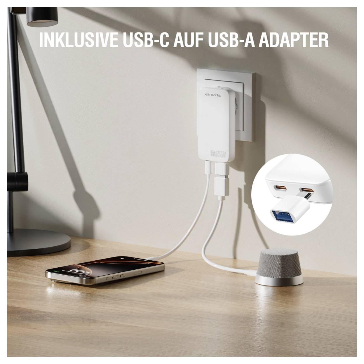 USB-C-zu-USB-A-Adapter an ein Wandladegerät angeschlossen, das ein Smartphone auf einem Schreibtisch verbindet; Die Vergrößerung zeigt die USB-C- und USB-A-Anschlüsse des Adapters.