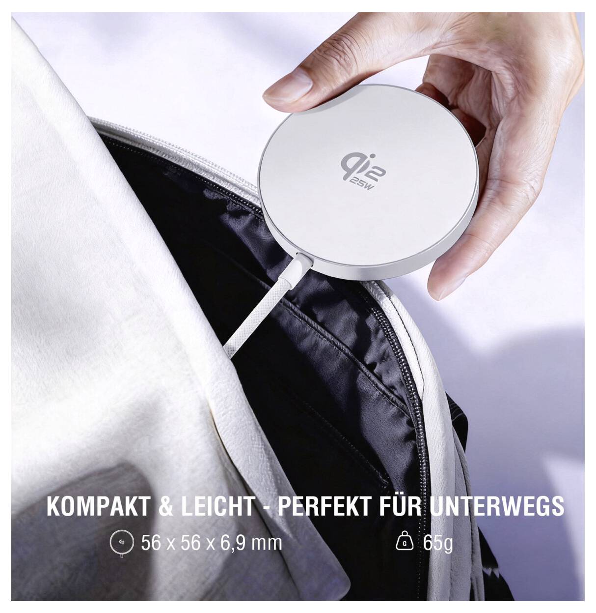 Hand, die einen kompakten, runden weißen 9i2 Wireless Charger neben einer Tasche hält; Text sagt „KOMPAKT & LEICHT - PERFEKT FÜR UNTERWEGS