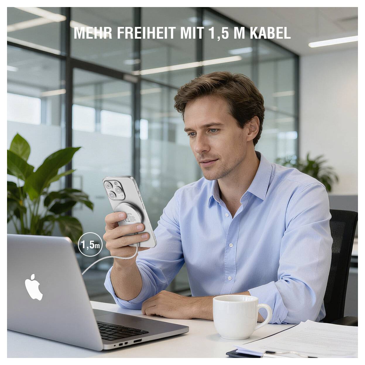 Man mit einem Smartphone an einem Schreibtisch mit Laptop und Kaffee, der ein 1,5-m-Kabel bewirbt; Text lautet „MEHR FREIHEIT MIT 1,5 M KABEL