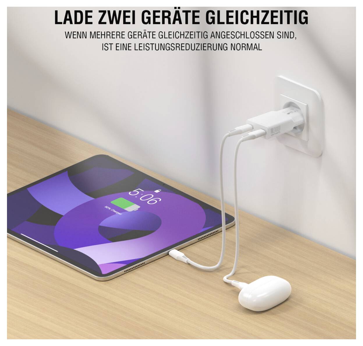 Tablet wird an einer Steckdose aufgeladen mit zwei angeschlossenen Geräten; deutscher Text besagt, dass das gleichzeitige Aufladen mehrerer Geräte die Leistung verringern kann, und dies ist normal.